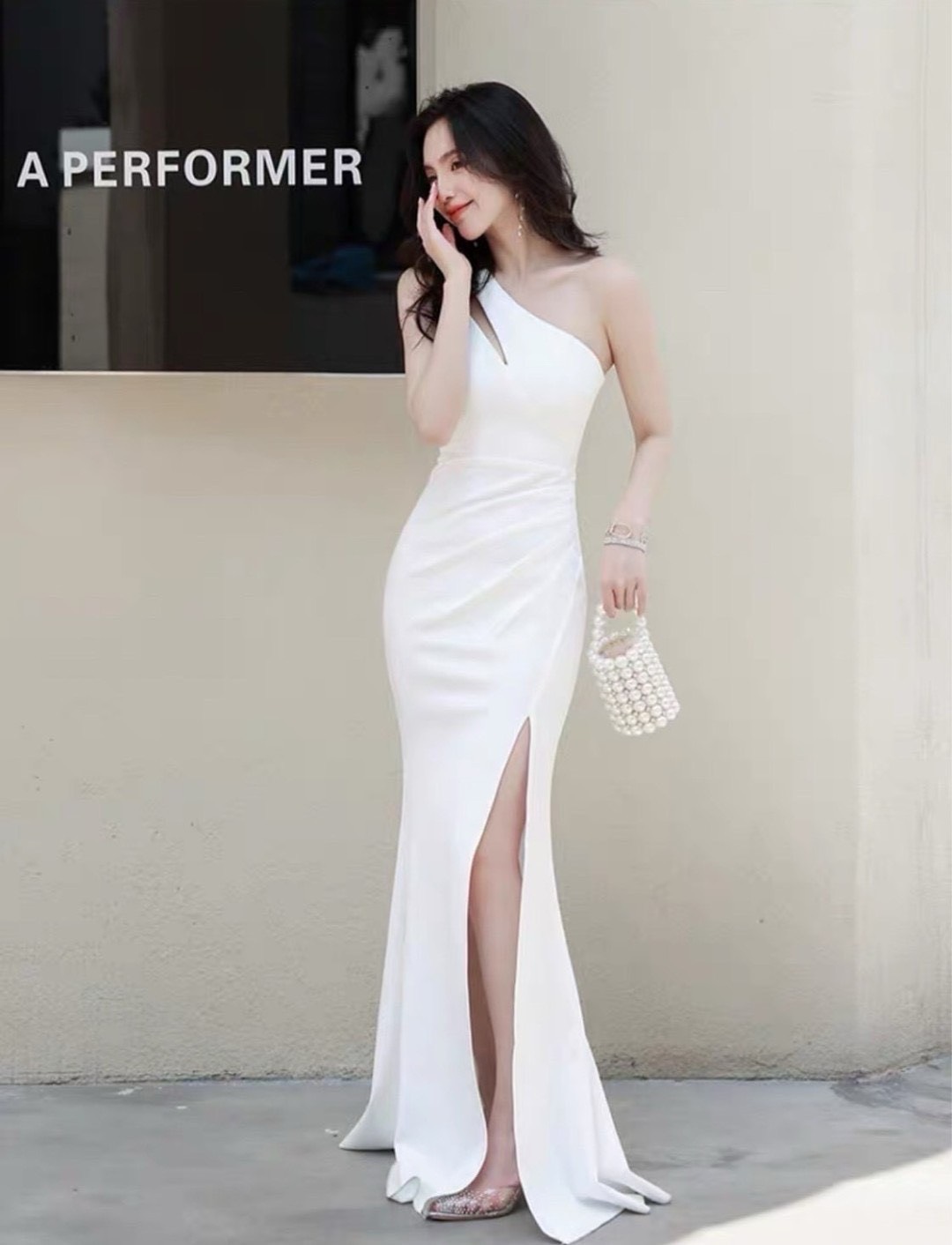 เดรสไหล่เดียวสีขาวตัวยาวผ่าหน้าใส่vacayถ่ายรูปกับแก๊งค์เพื่อนๆไม่มีผิดหวังเลยค่า ห้ามพลาดเลยน้าตัวนี้