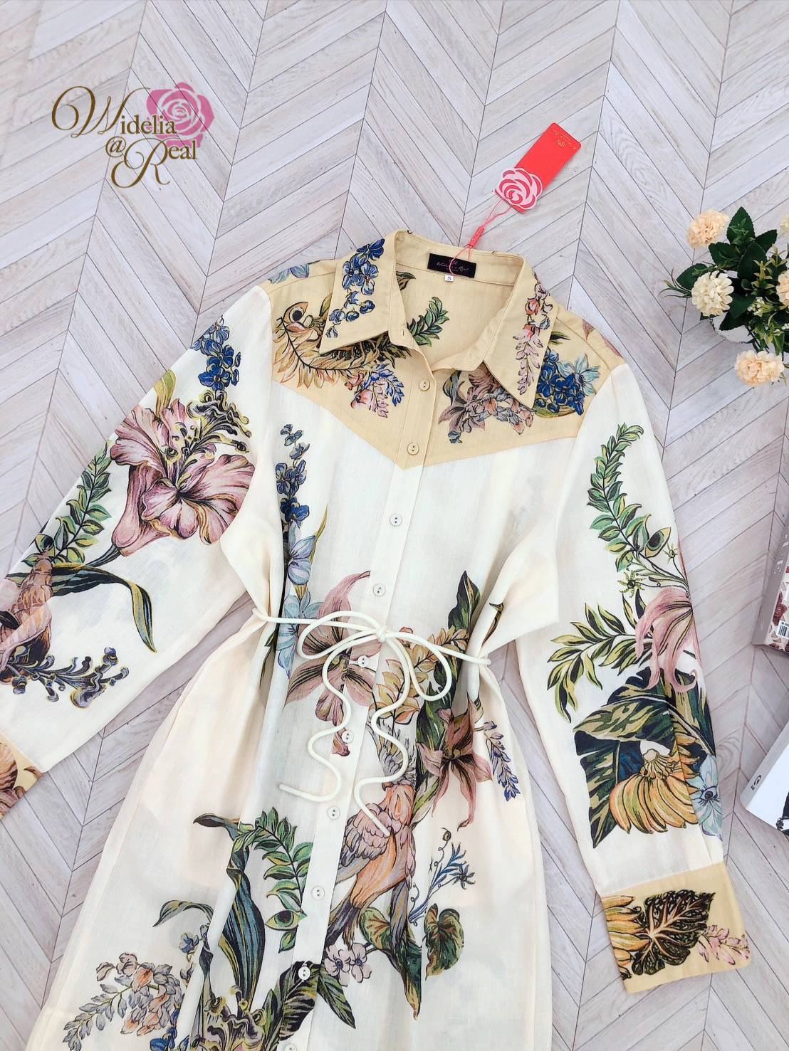 Dress ตัวสั้น ทรงปล่อย งานเก๋ ใส่ง่าย แขนยาว คอเชิ้ต กระดุมเรียงยาว พิมพ์ลายดอกไม้มีเชือกผูกเอวเพิ่มความกระชับ เนื้อผ้าอย่างดี งานเกรดพรีเมี่ยม แนะนำเลย รับรองใส่ออกมาไม่ผิดหวัง บอกเลยห้ามพลาดเด็ดขาดงานดีงานสวยจริงต้อง Widelia @ Real