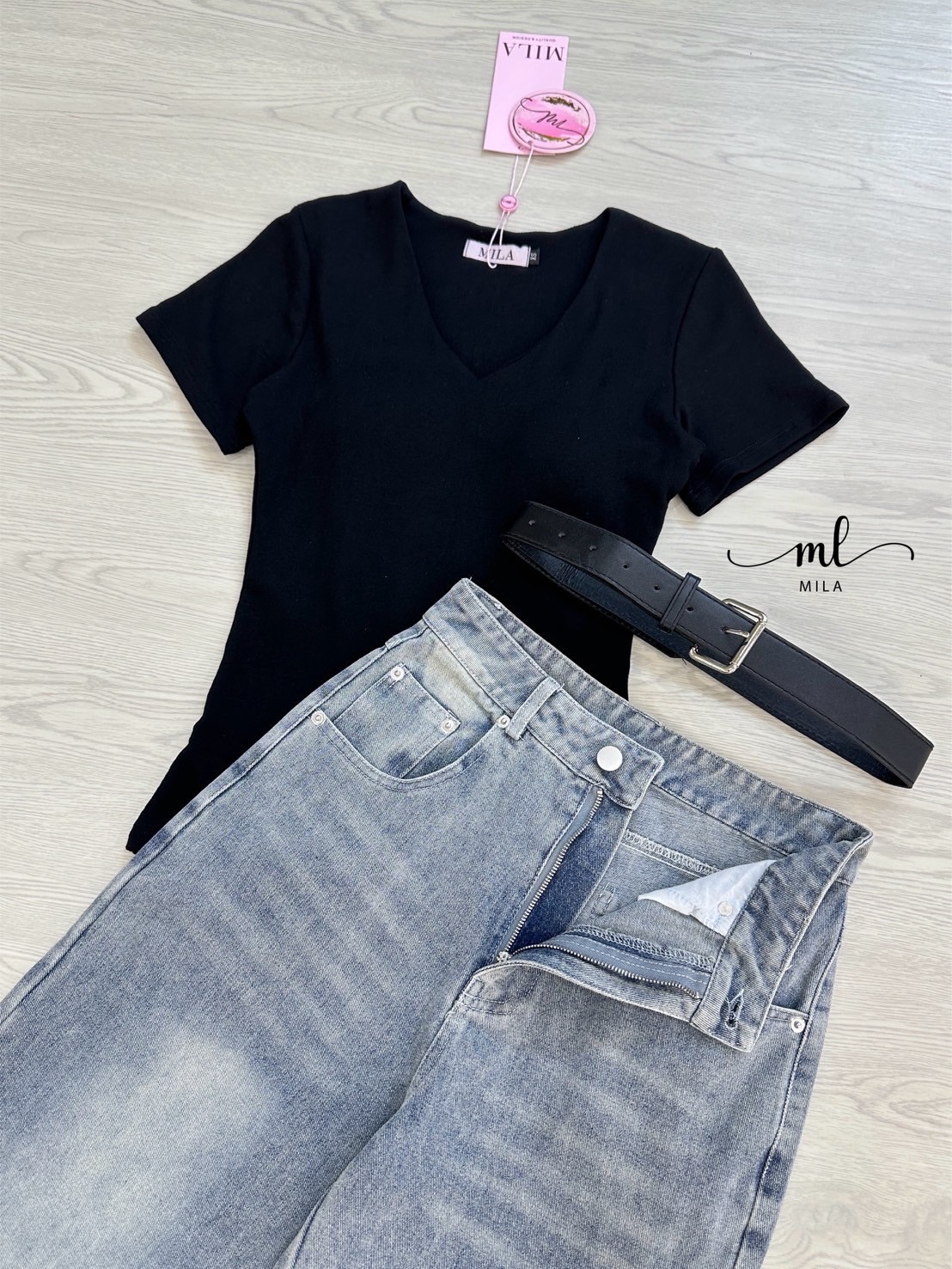 Set 3 ชิ้นลุคคุณหนูสายชิค เสื้อยืดคอวีผ้านุ่มเด้ง สีดำ (มีฟองน้ำ) ใส่แล้วผิวดูผ่อง เนื้อผ้ายืดหยุ่นพอดีตัว ไม่ย้วยง่าย แมตช์กับกางเกงยีนส์สีอ่อนทรงกระบอกใหญ่