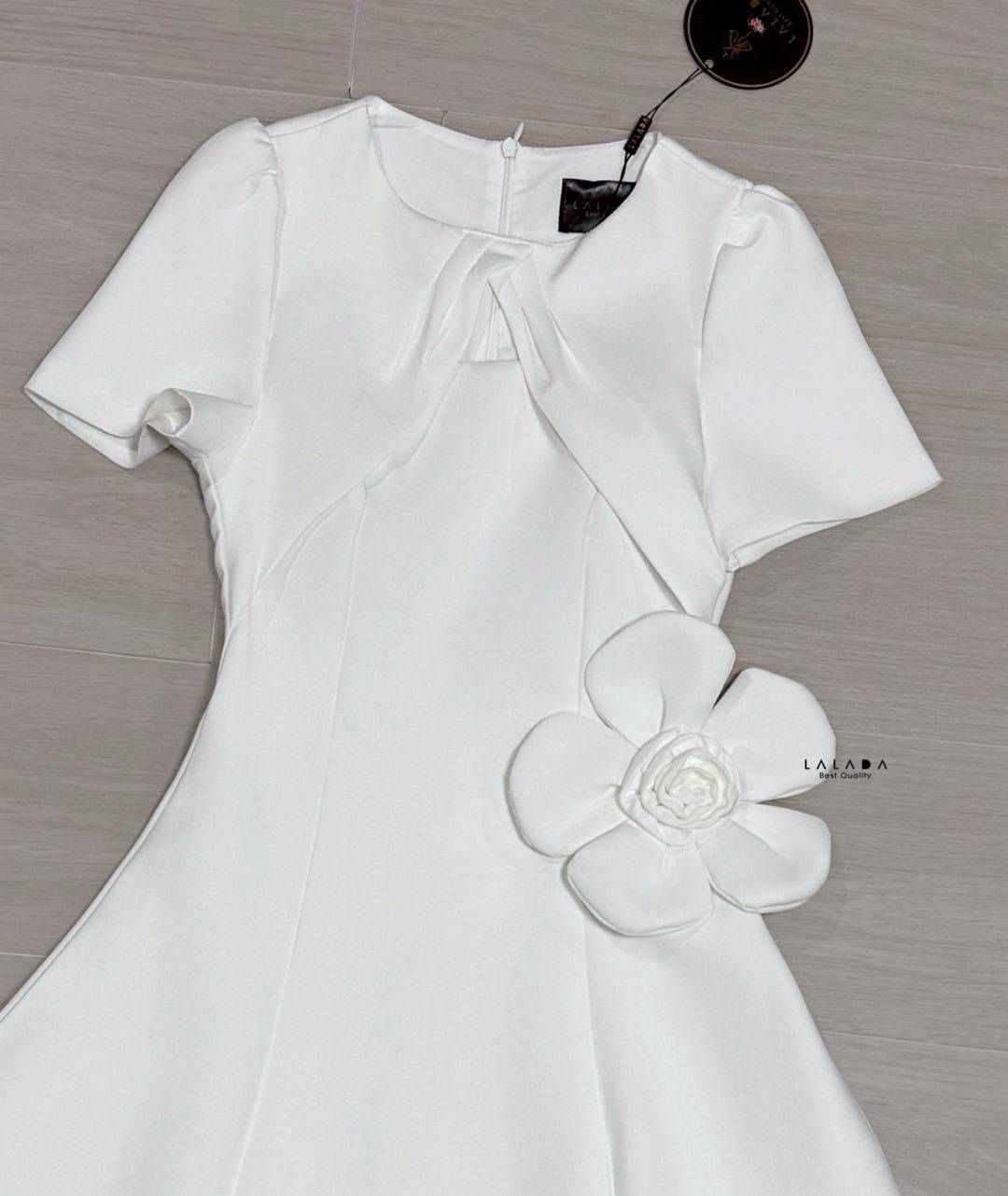 เดรสสีขาวยาว มีแขน ลูกหนูลูกคุณ แต่งดอกไม้ช่วงเอว เรียบร้อยสวยหรู งานซิปหลัง ตัดเย็บอย่างดี มีซับใน สวมใส่ได้หลายโอกาส Color::ตามรูป