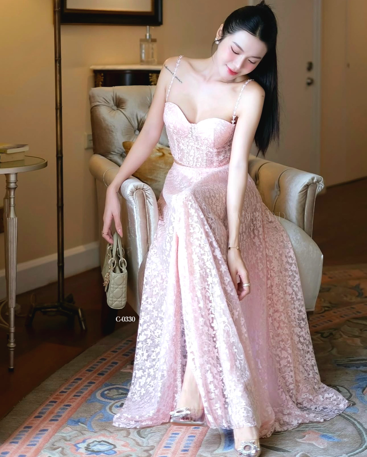 ชุดเซทลูกไม้ สีชมพูละมุนนี ใครมองหาชุดหวานๆใส่ไปทะเล ใส่ไปรับวันวาเลนไทน์ รับชุดนี้ไปเลยค่ะ เสื้อครอบสายเดี่ยวและกระโปรงยาว งานผ้าลูกไม้อย่างดี สวยทันสมัย ชุดมีฟองน้ำและซับใน งานซิบหลัง แต่งผ่าหน้าตรงกลาง งานจริงสวยมากค่ะ💗🩷💗ᾧ