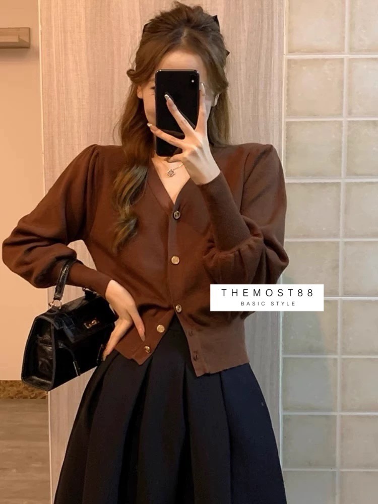 เสื้อคาร์ดิแกนปั๊วะ ๆ ที่ใส่เมื่อไหร่ก็ได้ลุคคุณหนูเกาหลีแบบ effortless 💗 ดีเทลกระดุมทองช่วยยกระดับลุคให้ดูแพงขึ้นอีกเท่าตัว ทรงพอดีตัว แขนพองเบา ๆ