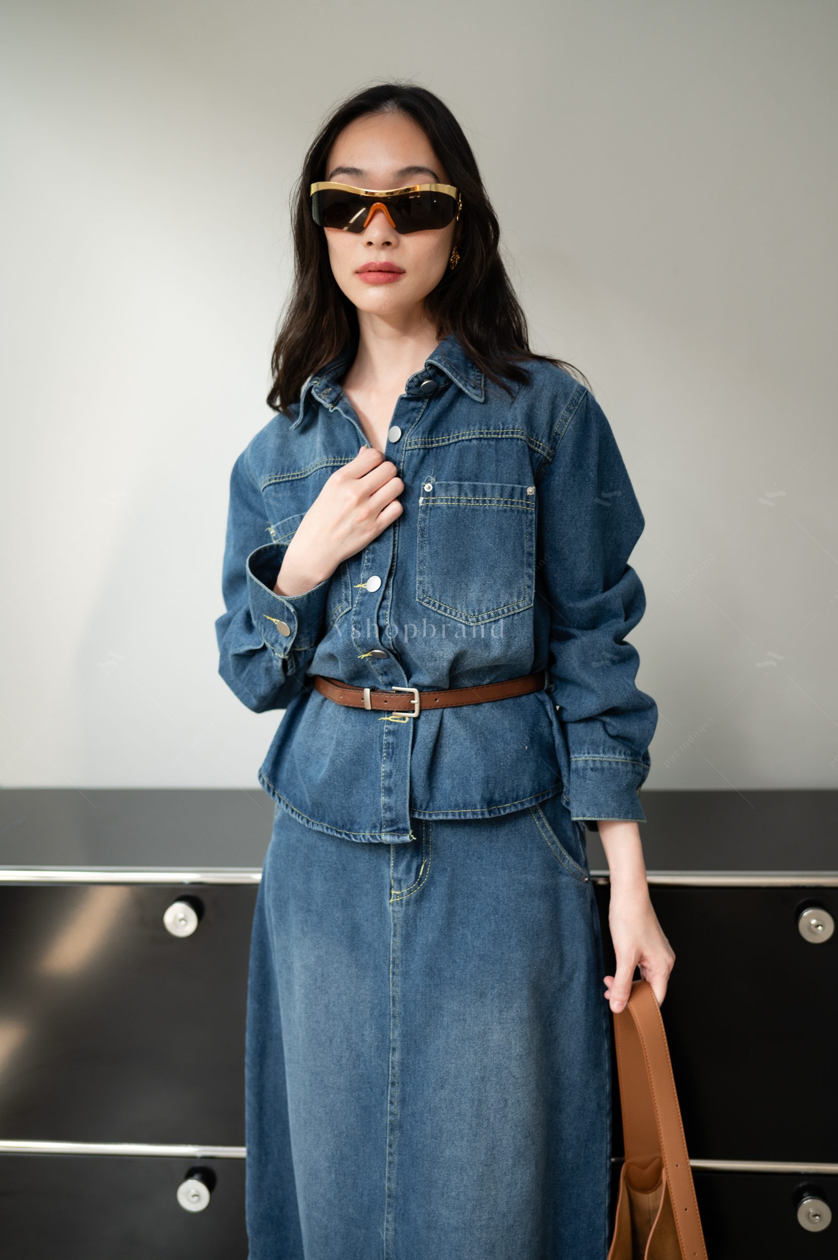 set เชิ้ตยีนส์แขนยาวกระเป๋าอกคู่+กระโปรงยาวผ่าหลัง+เข็มขัด