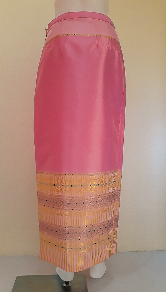 ผ้าถุงไหมสำเร็จรูป (สีชมพู) งานตัดเย็บประณีต อัดผ้ากาวตามสีของผ้าถุง เนื้องานดีเกรด A (รอบเอว 28 นิ้ว)