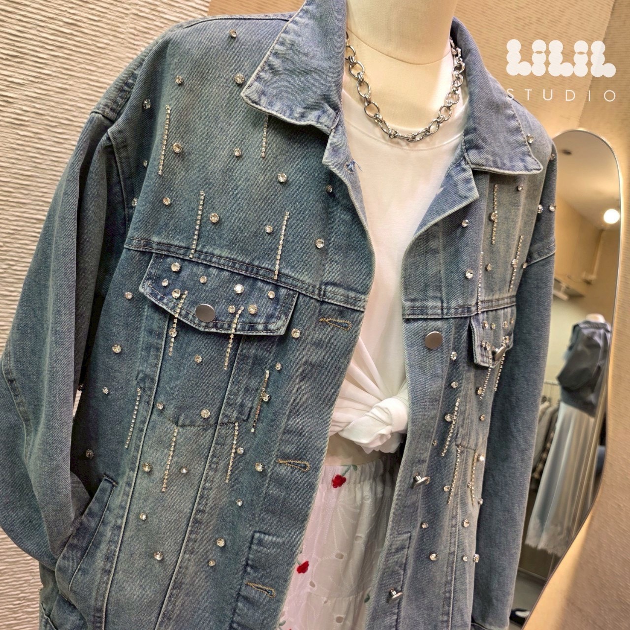 พร้อมส่งค่ะ งานเสื้อคลุมยีนส์คลาสสิก ตกแต่งอะไหล่ กระเป๋าจริง ได้ใส่บ่อยแมตช์ง่ายค่ะ
