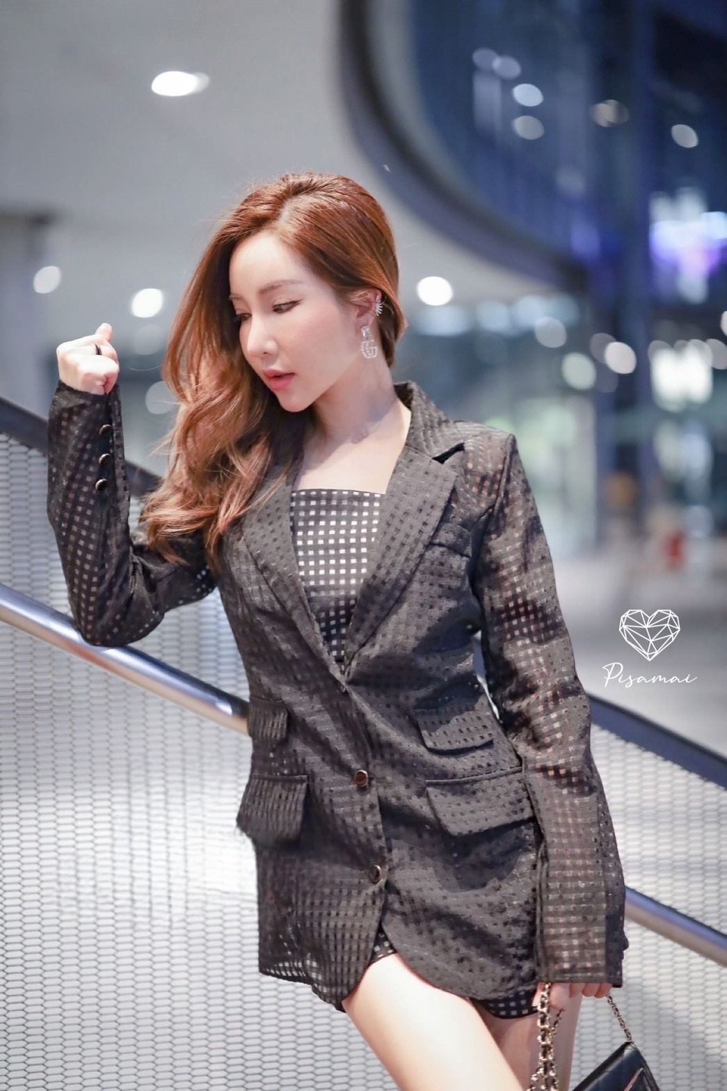 เซ็ตเบเซอร์คลุมลายตารางสก็อตสีดำ มาคู่กับเสื้อคอปและกางเกงขาสั้นเข้าเซ็ต ใส่ทั้งชุดแมทกันสวยมากๆค่า ต้องมีเลยค่า