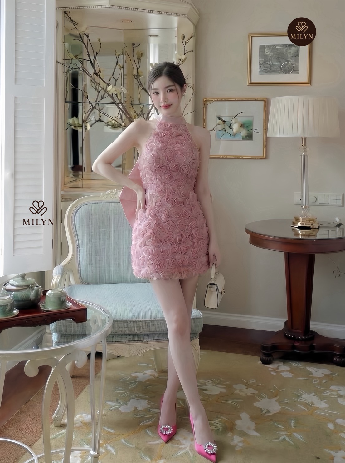 มินิเดรสแต่งดอกกุหลาบทั้งตัว ดีเทลเนื้อผ้าแบบ 3D ทำให้ชุดดูโดดเด่นมากขึ้น คอฮัลเตอร์ช่วยเสริมลุคให้ดูเพรียวและหรูขึ้นไปอีกขั้น ด้านหลังเปิดหลังสวย พร้อมโบว์ใหญ่สุดละมุนเป็นไฮไลต์ของชุด ใส่แล้วน่ารักปนความหวานแบบผู้ดีมากกกก 💙 ตัวเดรสทรงสวย