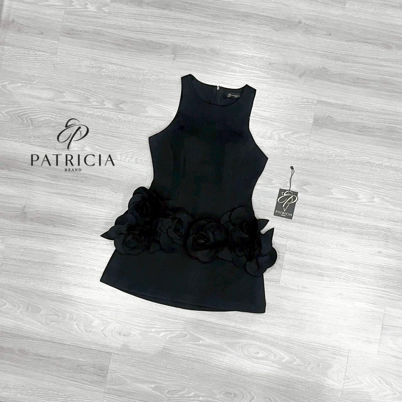 Set 2 ชิ้น เสื้อ+กระโปรง เซ็ทนี้ตะโกนเลยว่า ผ้าดีมากกก!!! ตัวเสื้อเป็นทรงเเขนกุด เป็นงานซิปหลัง ด้านในมีฟองน้ำอย่างดี เเละมีดอกไม้ใหญ่ๆ