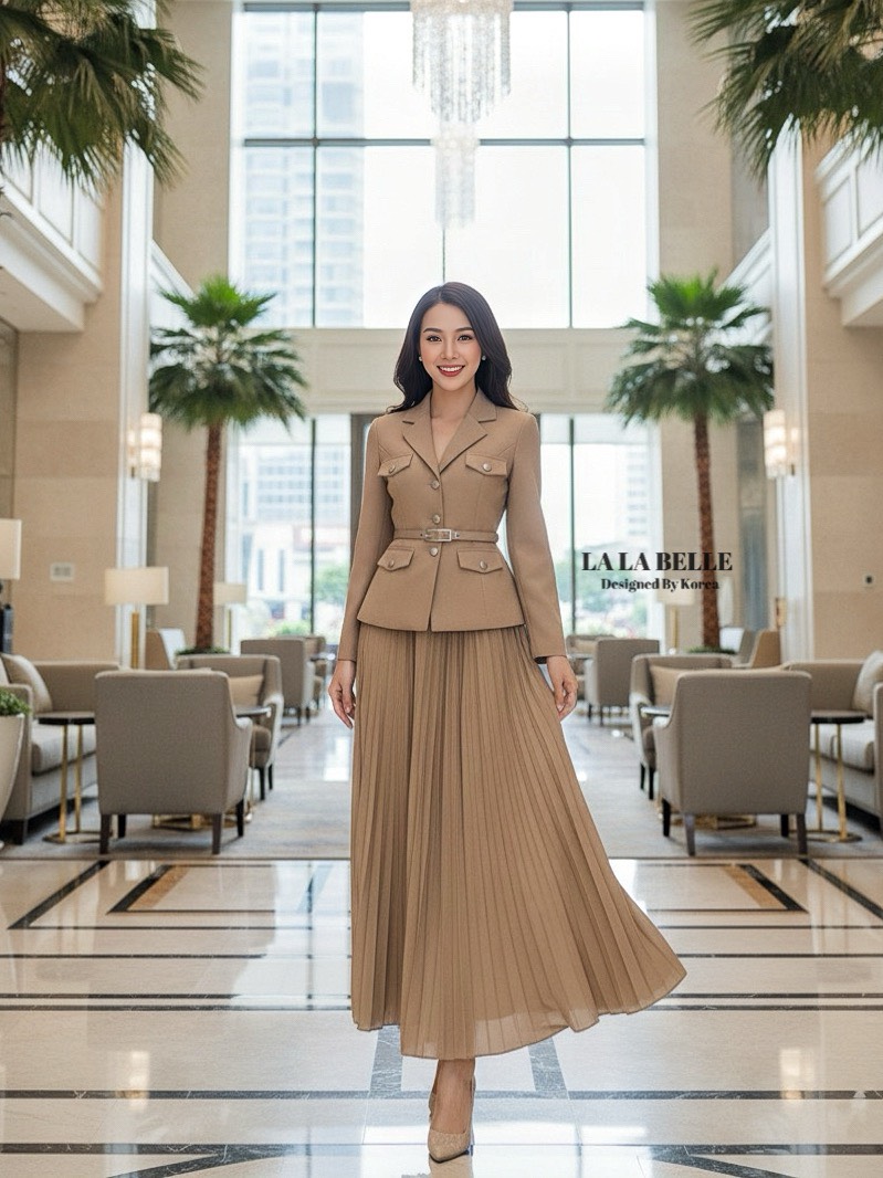 เซต3ชิ้น เสื้อสูทคอวีกระดุมหน้าบ่าเสริมฟองน้ำเอวเข้ารูปเข้าทรงมีซับในอัดกาว+ เข็มขัดหนังเข้า +ชุดชายเสื้อระบายช่วงปลาย+กระโปรงอัดพีท