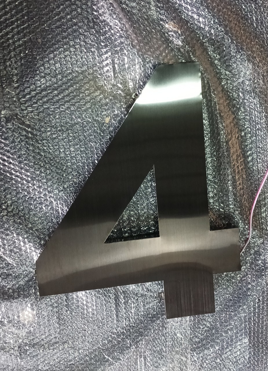 อักษรเเสตนเลสสีดำแฮร์ไลน์ '' 4 '' สูง 50 cm