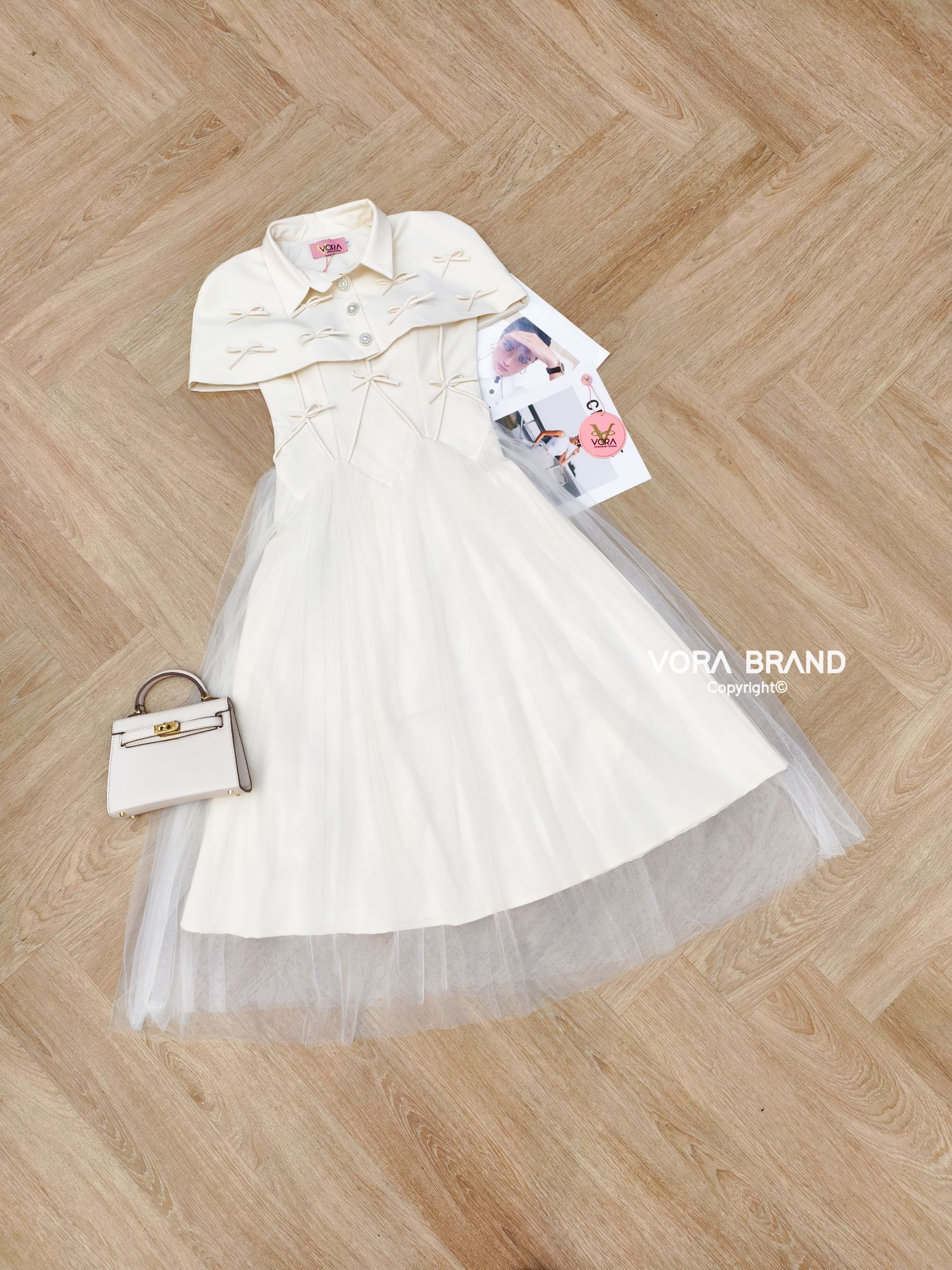 Dress สายเดี่ยวตัวยาว อกมีฟองน้ำจัดทรงให้ค่ะ แต่งสายเล็กๆแต่งโบว์ด้านหน้า ช่วงกระโปรงแต่งผ้ามุ้งสวยมากค่ะ แต่งผ้าคลุมไหล่คอปกติดกระดุมด้านหน้า แต่งโบว์เล็กๆด้านหน้า เนื้อผ้าหนาเป็นทรงสวย มีน้ำหนักทิ้งตัวสวย มีซับในทั้งชุดค่ะ ใส่ออกมาเป็นทรงสวยสุดๆค่า ...