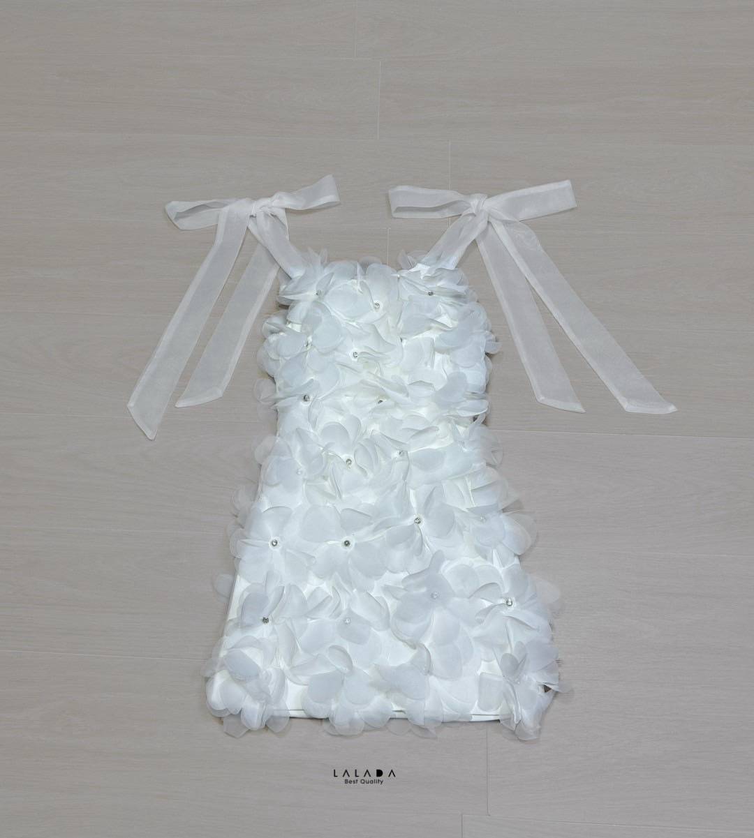 มินิเดรสสีขาว ปักดอกไม้ 3D สวยหรู ละมุนมากค่ะ สายผูกได้จามต้องการ
