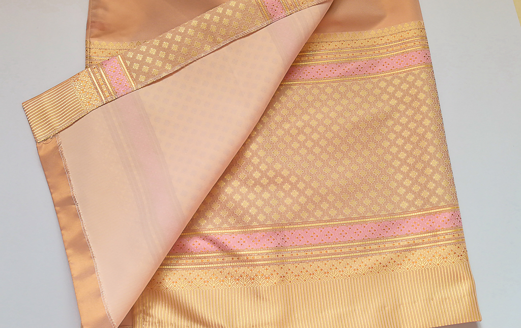 ผ้าถุงไหมสำเร็จรูป (สีชาอ่อน-รอบเอว 28 นิ้ว) งานตัดเย็บประณีต อัดผ้ากาวตามสีของผ้าถุง เนื้องานดีเกรด A