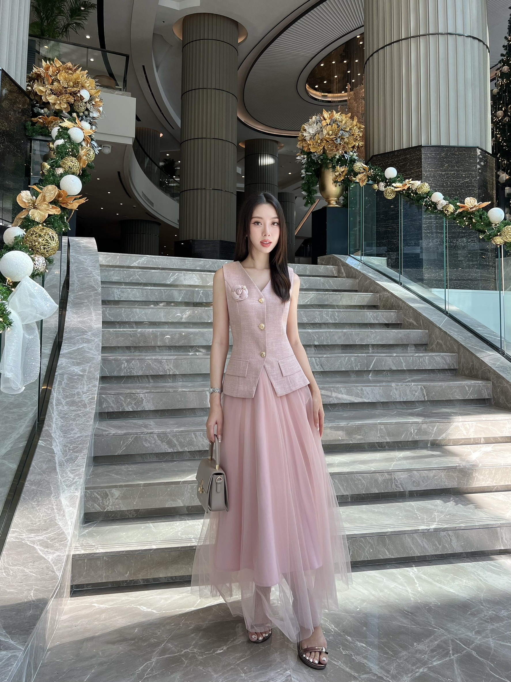 🔥พร้อมเฉิดฉายแบบตัวแม่ สาวๆที่กำลังหาชุดออกงาน ห้ามพลาด เซ็ทนี้แถมฟรีเข็มกลัดดอกไม้🔥 Tag: CHARISSA KLOSET 🔺set 3 ชิ้น : เสื้อแขนกุด+กระโปรงมุ้งยาว+ เข็มกลัดดอกไม้ 🏷️Color: ชมพู(Pink), น้ำตาล(Brown) 🏷Size: S,M,L, XL