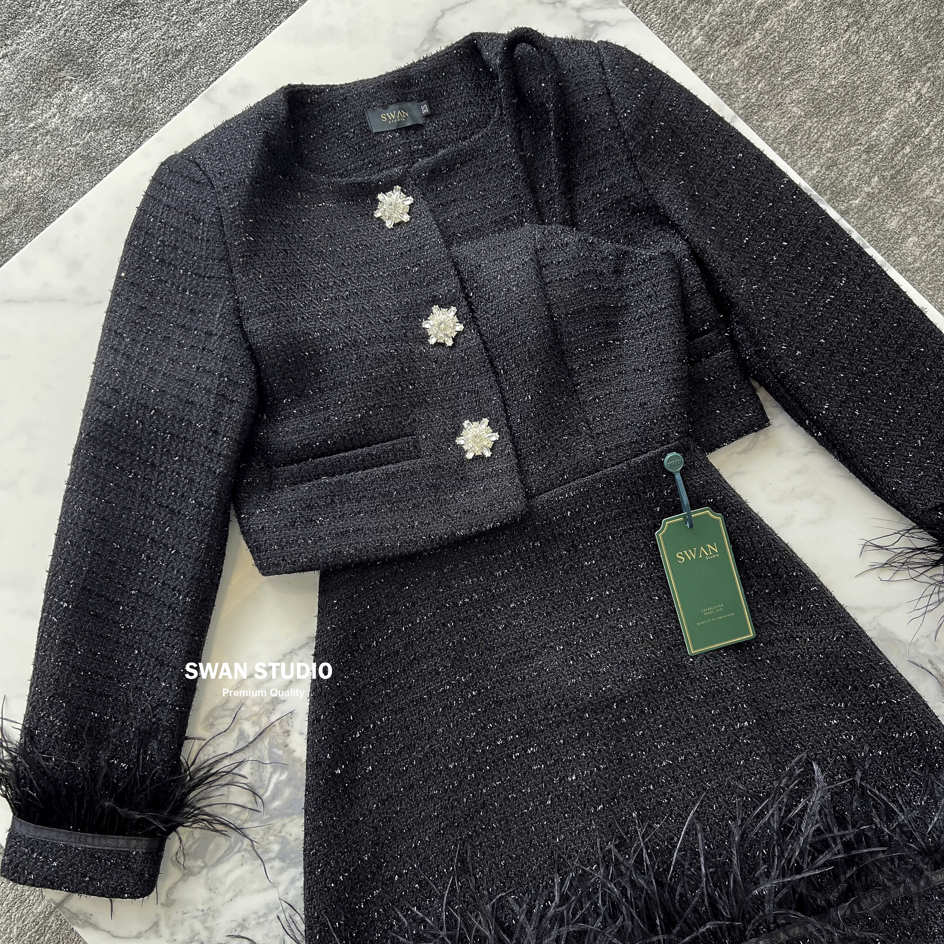 เซทเสื้อคลุมแขนยาวผ้าทวิตสีดำ แต่งกระดุมเพชรดอกไม้ ปลายแขนแต่งขนนก + มินิเดรสเกาะอก แต่งปลายเดรสด้วยขนนก สวยดูแพงมาก ห้ามพลาดค่า