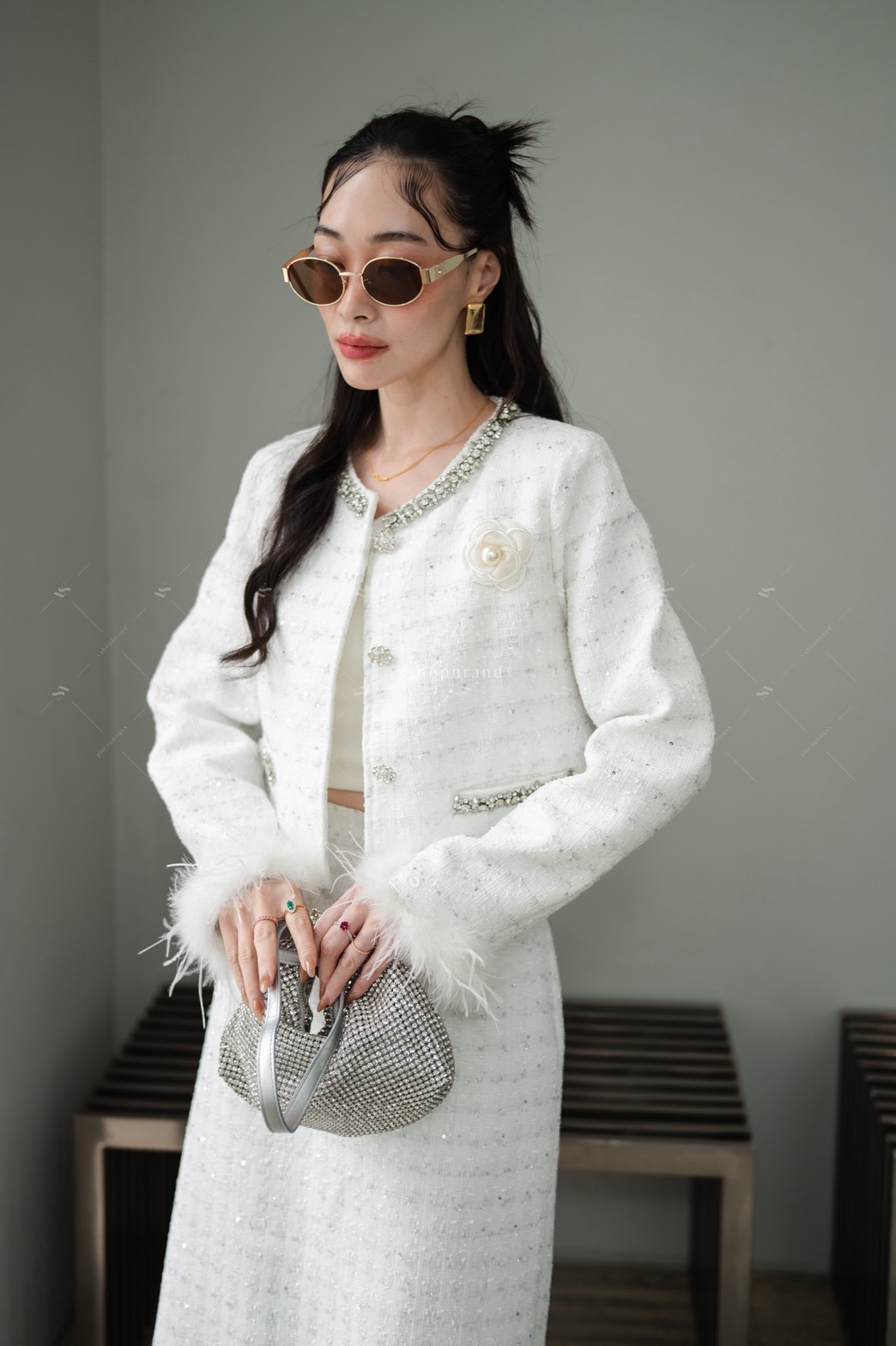 Set เสื้อผ้าทวิตทอเลื่อม + กระโปรงยาว ผ่าหลัง + ขนนก + เข็มกลัด