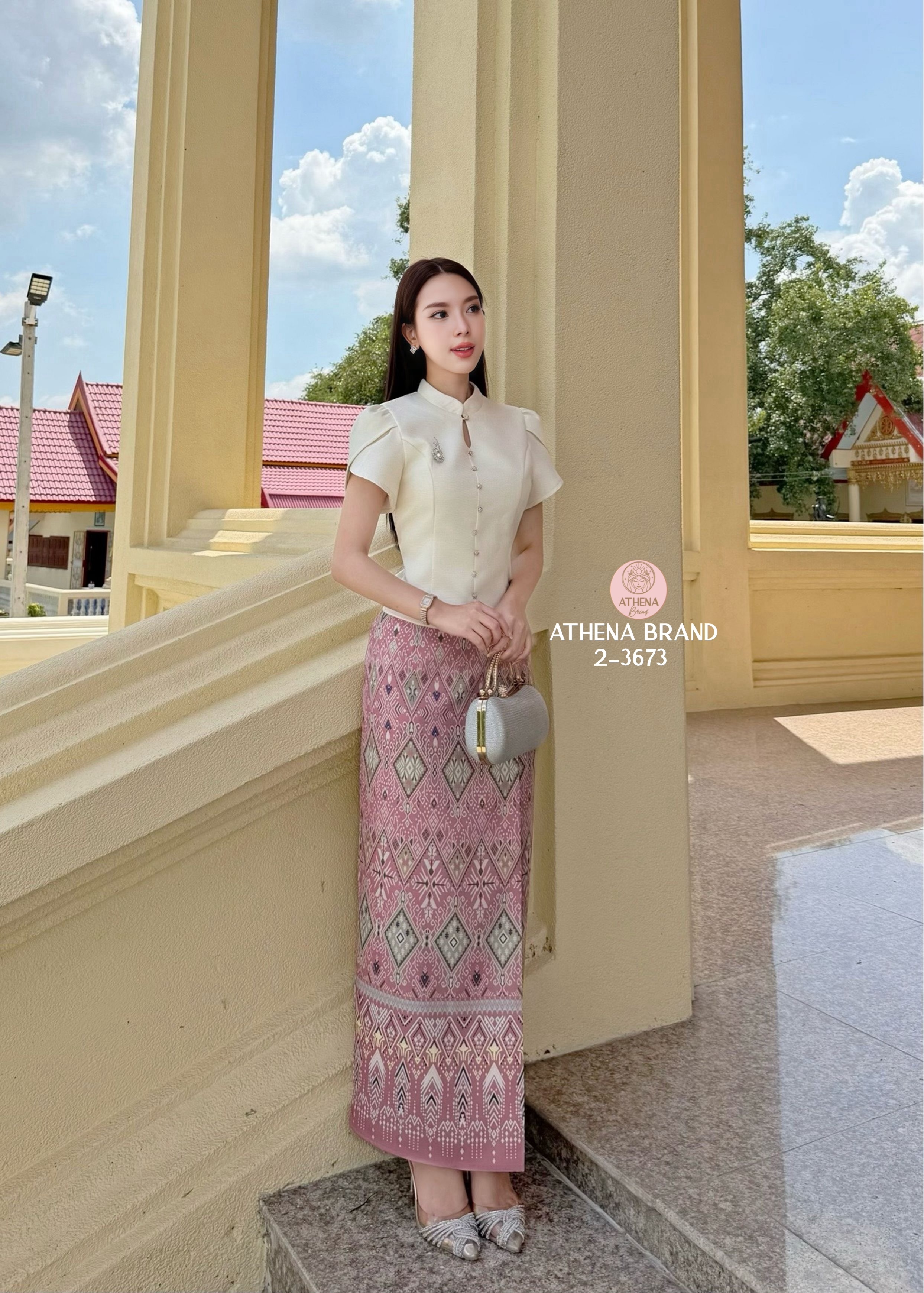 เสื้อ+กระโปรง+เข็มกลัด Set 3 ชิ้น เสื้อดีไซน์ด้านหน้าแต่งกระดุมเรียงสามารถแกะใช้งานได้จริง มีซับใน สวมใส่แบบซิปด้านหลัง แมตช์มาคู่กับกระโปรงพิมพ์ลายป้ายทบคล้ายงานผ้าซิ่นป้ายสำเร็จทรงเข้ารูป เนื้อผ้าดี๊ดีมีTexture งานมีซับใน สวมใส่แบบซิปด้านหลัง ชายกระโปรง