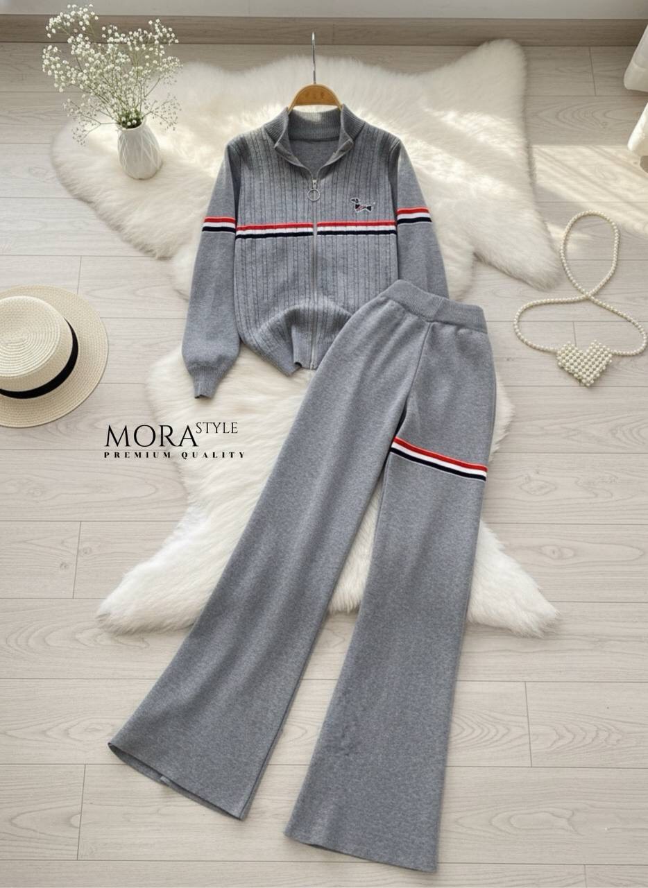 เซ็ตไหมพรม 2 ชิ้น เสื้อแขนยาวมีซิปรูดด้านหน้าผ้ายืดยืดหยุ่นใส่สบาย แต่งลายสวยเก๋ แมตช์เซทกับกางเกงขายาวใส่แมตช์สวยมากค่ะ