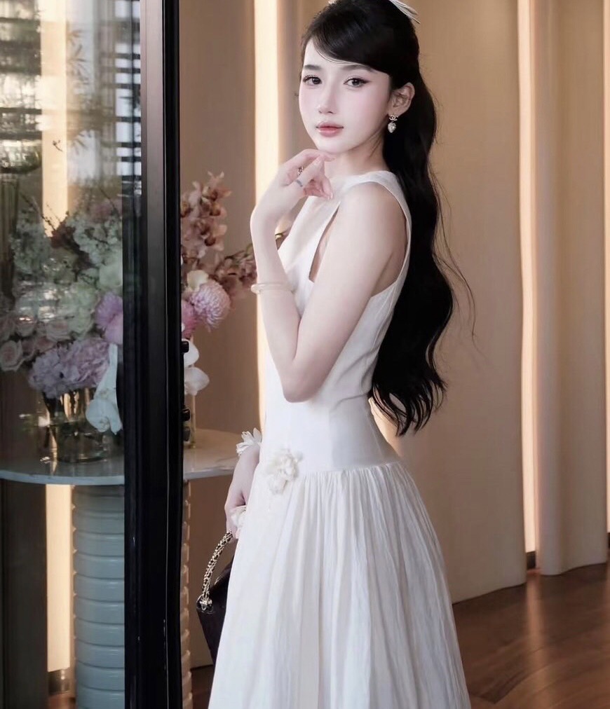 เดรสแขนกุด ทรงพอดีตัว กระโปรงยาวระบายแต่งดอกไม้ ใส่สวยดูดี มาพร้อมกับเสื้อคลุมไหล่ ใส่ทำงาน ใส่ออกงาน ใส่ได้หลายโอกาส จัดด่วนนนๆ ชุดสวยหมดเร็วนะคร๊า
