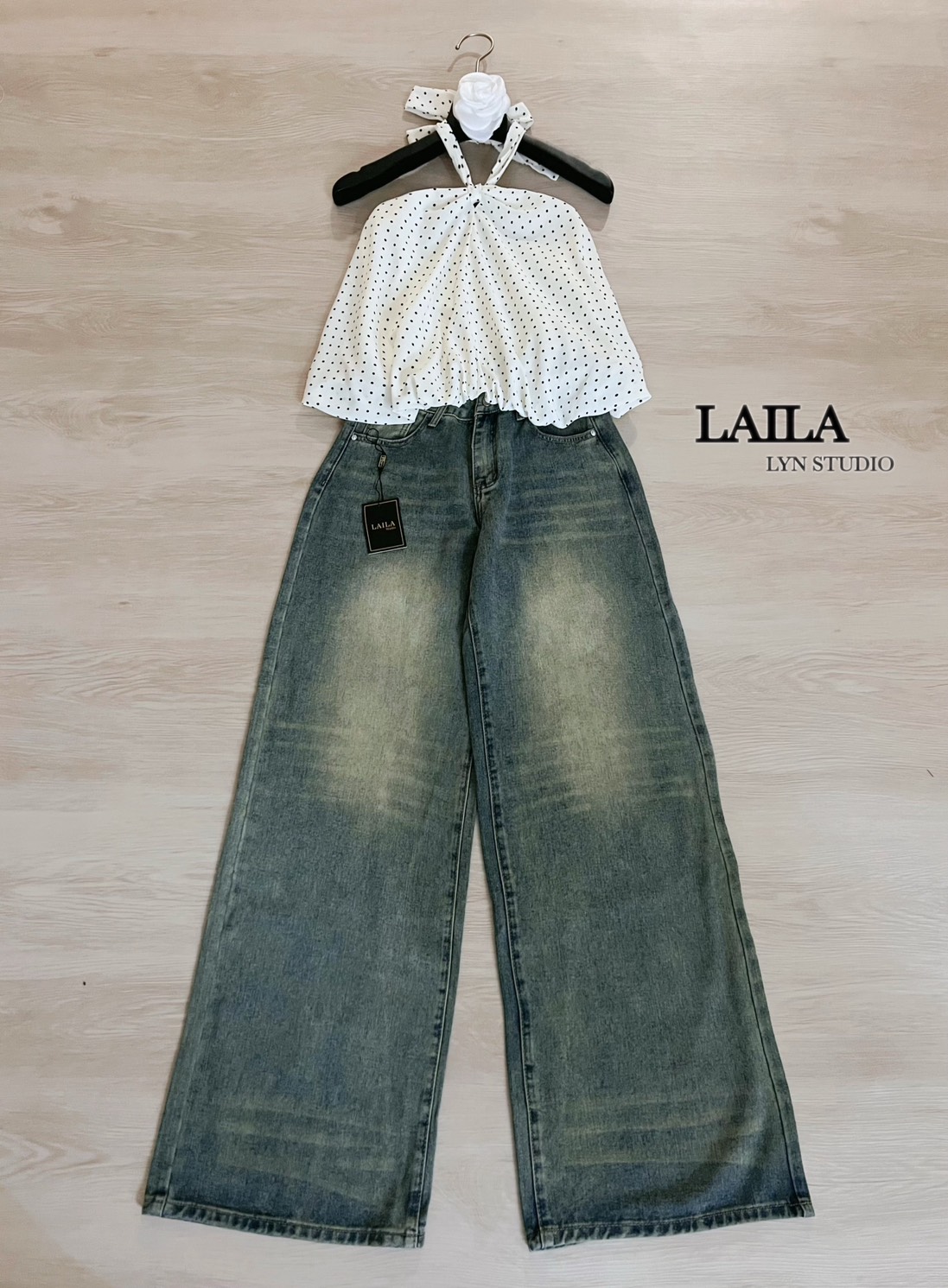 Tag : LAILA Detail: SET เสื้อ+กางเกง งานเสื้อทรงเกาะอกผูกคล้องคอดีไซน์งานแต่งจุดสุดฮิตน่ารักมาในโทนสีครีมช่วงปลายเสื้อแต่งบอลลูนพองๆ พร้อมกางเกงยีนส์แต่งกระเป๋าหาฟอกยีนส์ทรงสวยเป๊ะ แมชลุคคุณหนูน่ารัก #byLaila #เสื้อคล้องคอ #ยีนส์ #เสื้อลายจุด #ลุคสาวเวียด