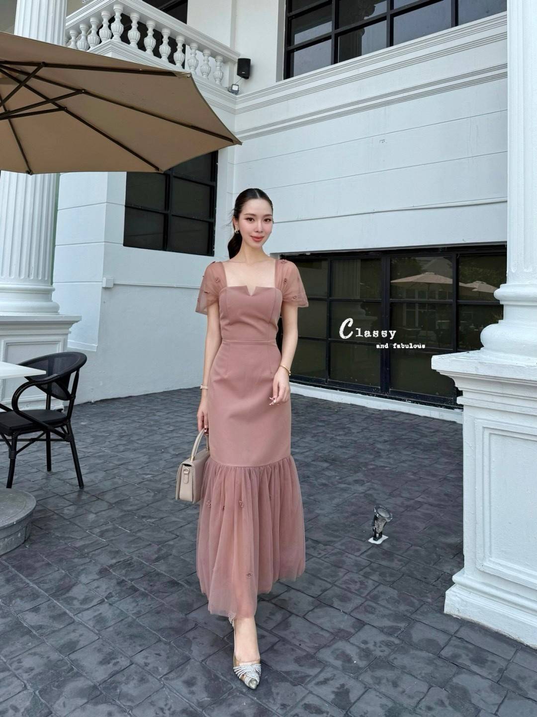 เดรสคอรูปหัวใจ ตรงไหล่เป็นผ้าซีทรูปิดไหล่ สามารถรูดขึ้นลงได้ ตรงผ้าติดดอกไม้ 3D สวยๆ ช่วงตัวเป็นผ้าพื้นอัดกาวอย่างดี และตรงปลายกระโปรงจับจีบผ้าซีทรูติดดอกไม้ 3D เหมือนผ้าตรงไหล่ค่ะ ช่วงอกมีฟองน้ำ ซับในทั้งตัว ซิปหลังใส่ง่ายค่ะ ชุดนี้สวยเก๋ ไม่ซ้ำใคร สวยสุ