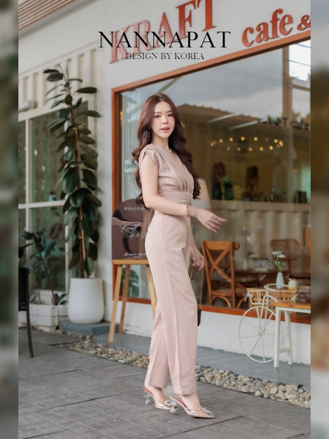 งานจั้มสูท เรียบหรูดูดีสุดๆ ใส่ได้ทุกโอกาสเลยคะ จะช็อปปิ้ง ทานข้าว ดินเนอร์หรูๆ เพราะตัวชุดดีไซน์ออกมาได้ดูดีมากๆ ตัวผ้าซาติน หนานุ่มใส่สบาย มีซับในอย่างดี งานซิปหลัง แต่ดีเทลไหล่สวยลงตัว เข้ารูปเก็บทรงสวย มีกระเป๋าข้างให้ด้วยนะคะ คุณภาพเกินราคาจริงๆ งานด