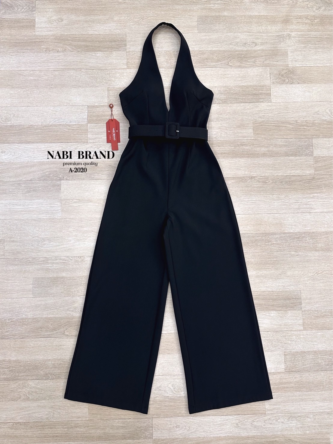 จั้มสูทขายาวทรงขาม้า สีดำทรงคล้องคอ ด้านหน้าเป็นทรงคอวี โชว์หลังแอบsexyหรูไฮมากค่ะ เพิ่มกระเป๋า2ข้าง ใช้งานได้จริง มาพร้อมกับเข็มขัดรัดเอว บอกเลยว่ารุ่นนี้คือ ใส่สวย ดูสูงผอมเพรียว ที่สำคัญเนื้อผ้าดี มีฟองน้ำ มีซับในอย่างดีค่ะ ความยาวกำลังดีไม่รั้งเป้าแน่