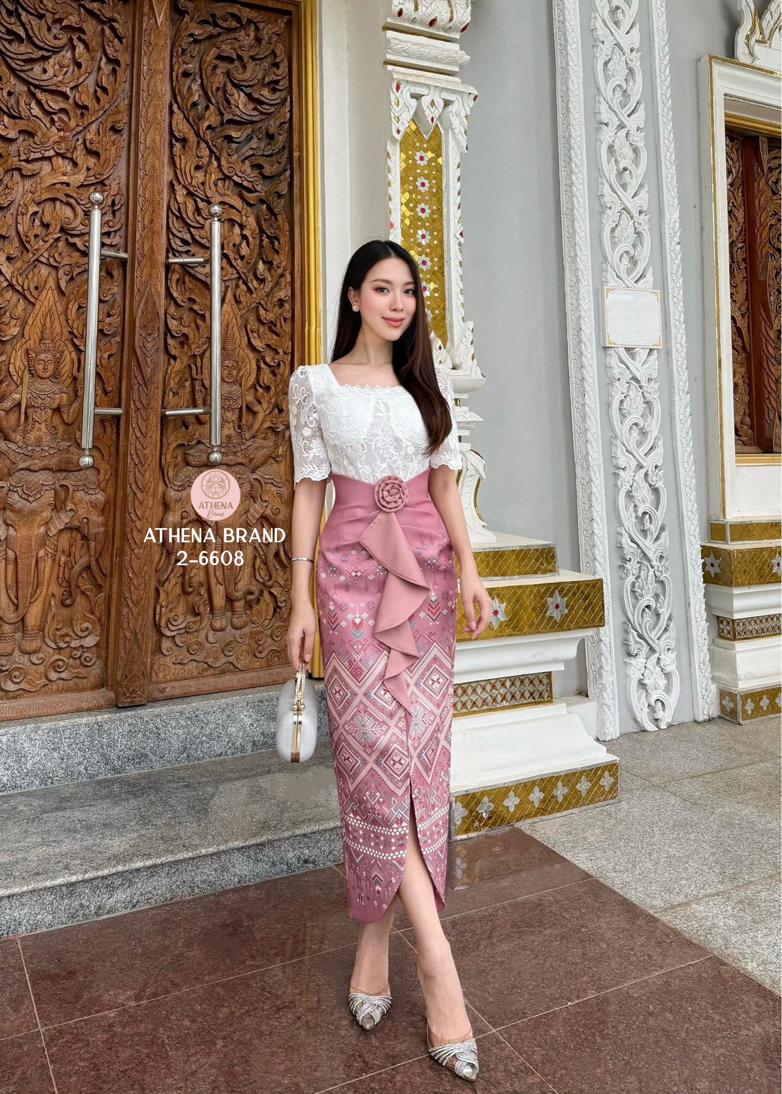 Set 3 ชิ้น เสื้อลูกไม้ดีไซน์สวยหรูหราหน้าอกเสริมฟองน้ำจัดทรงสวย งานมีซับใน สวมใส่แบบซิปด้านหลัง แมตช์มาคู่กับกระโปรงพิมพ์ลาย ดีไซน์ผ่าหน้าแต่งระบายและมีเข็มกลัดดอกไม้(สามารถถอดออกได้) เนื้อผ้าดี๊ดี มีTexture งานมีซับใน สวมใส่แบบซิปด้านหลัง สวยหวานโดดเด่น