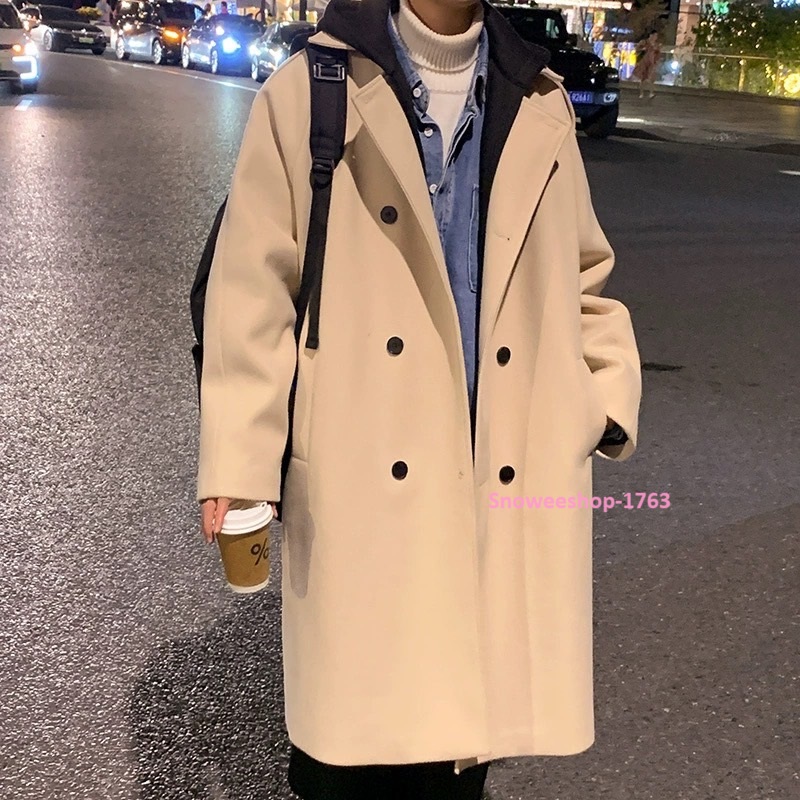 เสื้อโค้ทบิ๊กไซทรงโอเวอร์ไซแบบใส่หลวมๆ เสื้อโค้ทผู้ชายตัวยาวสไตล์เกาหลี แต่งปกคอฮู้ดแบบทูโทนสีตัดกับสีเสื้อ ฮู้ดถอดแยกได้ โค้ทผ้าวูลตัวยาวเกรดพรีเมี่ยม กันลม กันหนาว กันหิมะ มี 2 สี หลายไซ ใหญ่สุดอกเสื้อ 54 นิ้ว