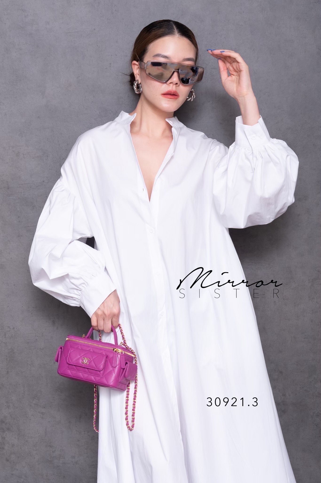 แม็กซี่เดรสทรงสวยงาม ใช้ผ้าเยอะมาก ช่วงบนเป็นคอปีน มีกระดุมผ่าหน้าเปิด-ปิดได้ ช่วงแขนยาวทรงน่ารักพองๆ จะใส่แบบปล่อยให้แขนยาวลงมาหรือรูดขึ้นไว้ประมาณศอกก็พองๆกระปุกน่ารัก ด้านล่างกระโปรงยาวทรงAสวยมาก มีกระเป๋าล้วงได้2ข้างลำตัว Recommend item.