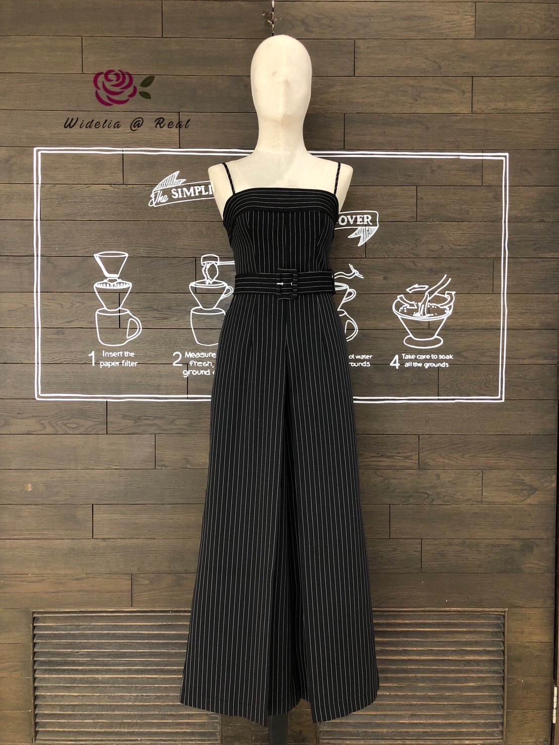 Jumpsuit จั้มสูทสายเดี่ยวขายาว อกมีฟองน้ำ มีเข็มขัด 1 เส้น ช่วงกางเกงเย็บจีบ