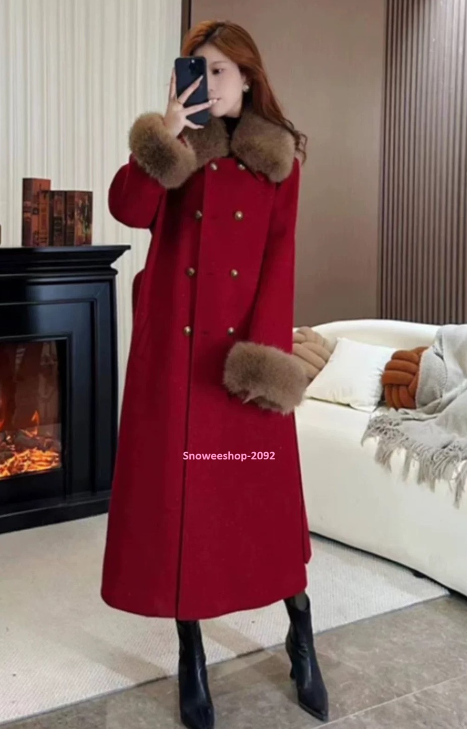 โค้ทตัวนี้คือ ตัวแม่ประจำฤดูหนาว เก็บลุคหรูได้แบบไม่ต้องพยายามเยอะ ปกขนเฟอร์ + ขนปลายแขนแบบฟูๆ แต่งลายสวย หรูมีคลาส ซับในหนา อบอุ่นมาก ใส่ติดลบได้จริง เดินในหิมะก็ยังสวยแบบมีประกาย