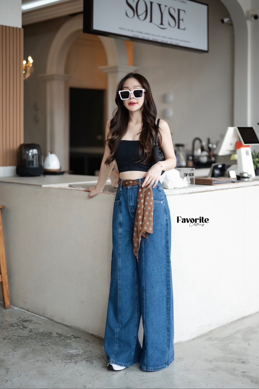 กางเกงยีนส์ขายาว❣️ กางเกงยีนส์ขายาว แต่งตีเกล็ดด้านหน้า เอวดึงยางสม็อคด้านหลัง งานผ้ายีนส์สวยมาก ใส่แล้วทรงสวยมากค่า มาพร้อมผ้าผูกลายจุด เก๋มากค่า แล้วแต่เราจะmix and match เลยค่ะ ห้ามพลาดเลย!!!!! (Free Polka dot fabric)