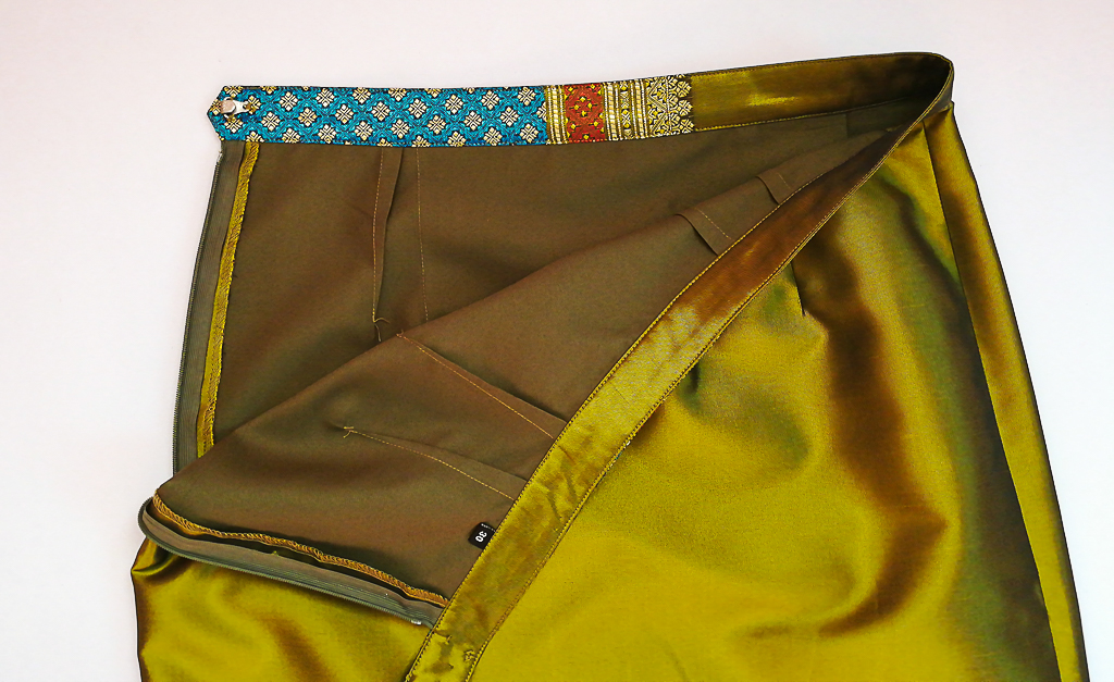 ผ้าถุงไหมสำเร็จรูป (สีเขียวปีกแมลงทับ) งานตัดเย็บประณีต อัดผ้ากาวตามสีของผ้าถุง เนื้องานดีเกรด A (รอบเอว 30 นิ้ว)