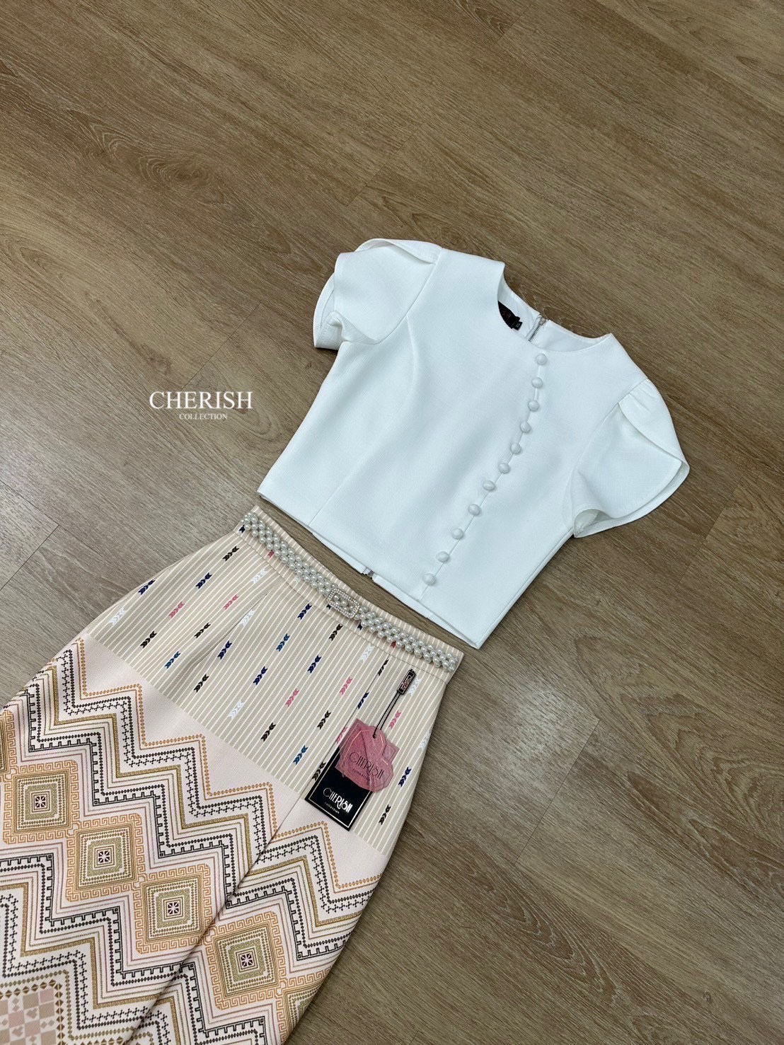 เช็ท 3 ชิ้น ชุดงานบุญ ชุดไทยหรือจะใส่เป็นธีมชุดเพื่อนเจ้าสาวก็เหมาะ ใส่ได้ทุก เทศกาล ดีเทล เสื้อคอกลม ซิปหลัง แต่งกระดุมเรียง เสื้อแขนทรงป้ายเสริมซับในอย่างดี ใส่คู่ผ้าถุงพิมท์ลาย เนื้อผ้าใส่สบาย มีเข็มขัด