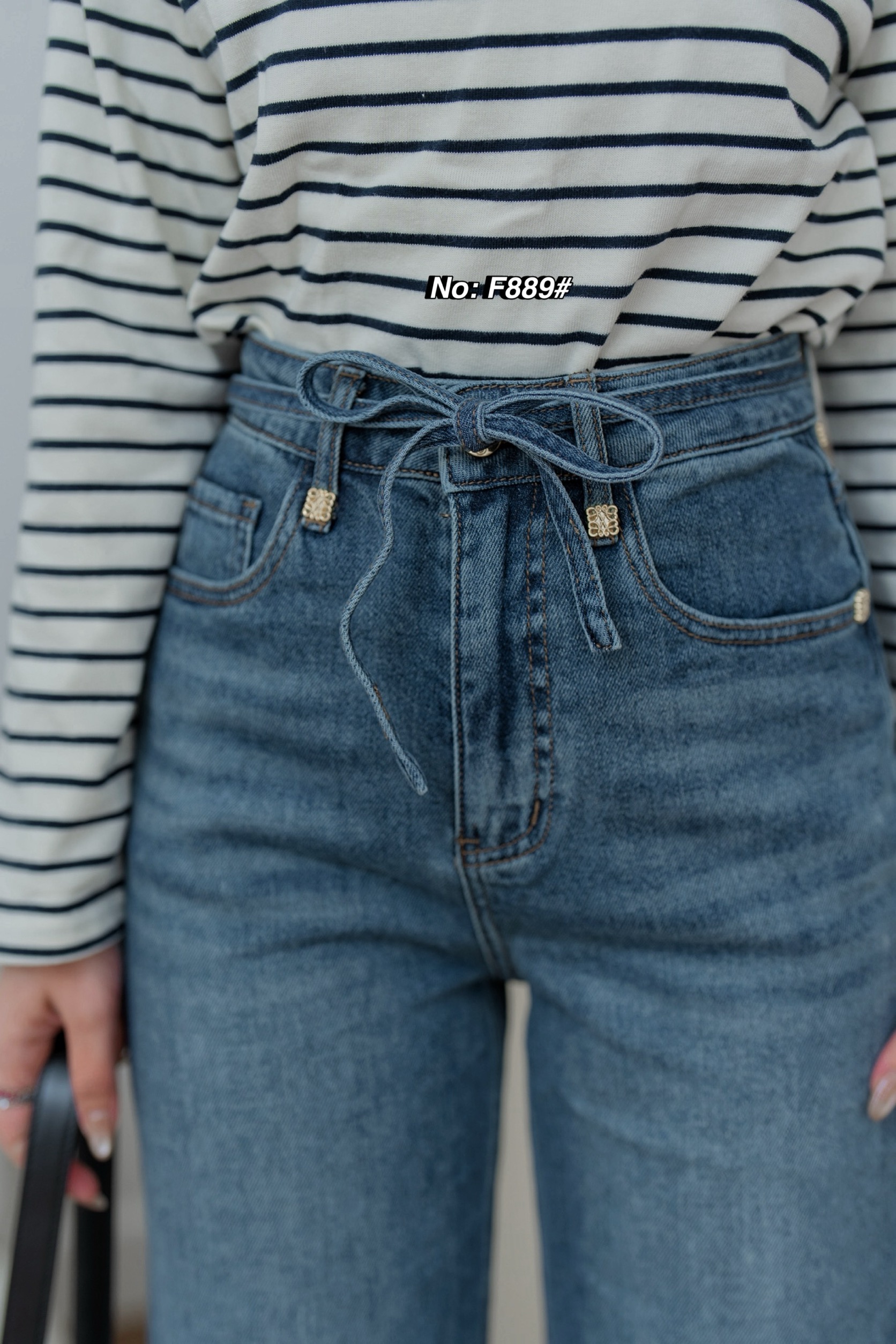 No. RGF889# -กางเกงยีนส์ขากระบอก ทรงขาตรง เอวสูง （ผ้ายืด) บอกเลยรุ่นนี้เนื้อผ้ายีนส์ยืดอย่างดี ผ้านิ่มมากกกค่ะ ฟอกสีสวย ใส่สบายมว๊ากก ดีเทลขอบเอวหน้าสวยเก๋ พร้อมด้วยป้ายหนัง น่ารักมากๆ
