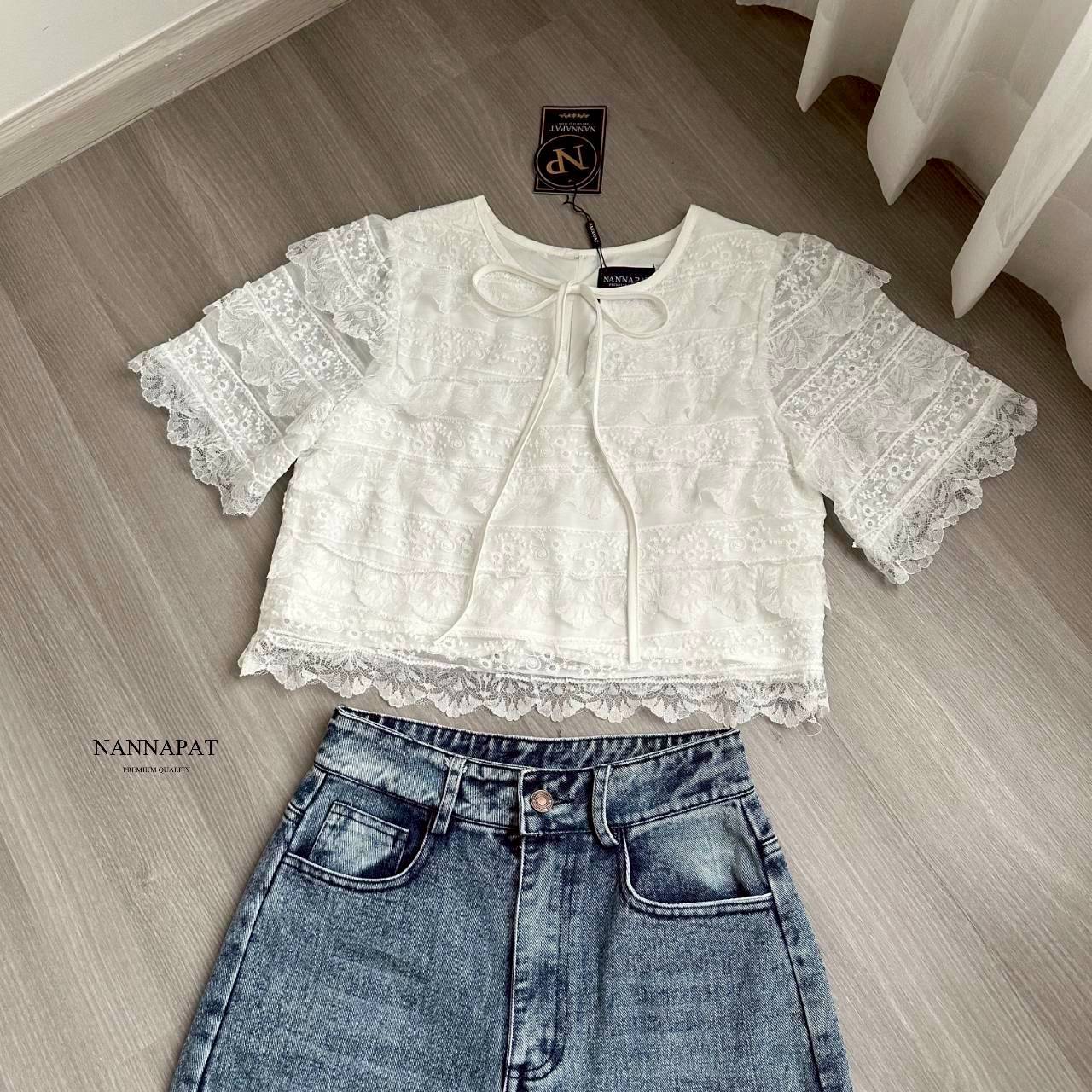 SET เสื้อน่ารัก ผ้าลูกไม้นุ่มๆดีไซน์เป็นชั้นๆ แต่งเชือกผูกโบว์ มาคู่กับกางเกงยีนส์แท้ฟอก ทรงสวยเป๊ะ แม็ชกันลงตัวเวอร์ๆเลยค่าา