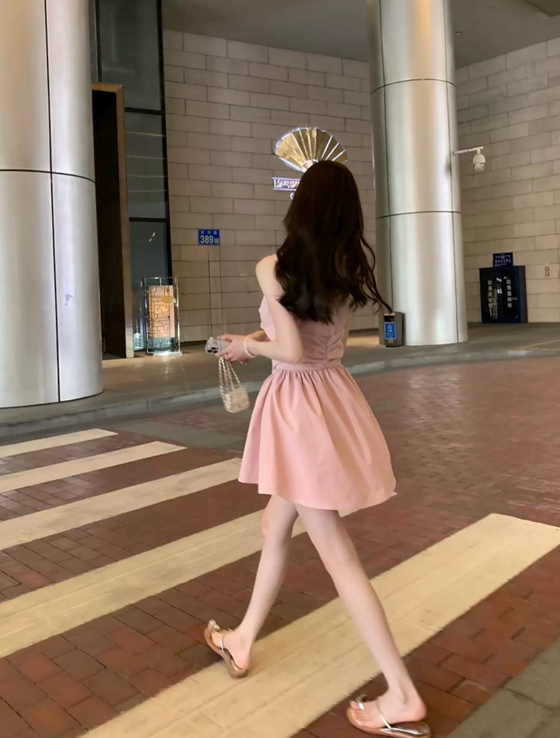 Label :: RAMI-PAPHA(รมิปภา) White Gold Set. เซต3ชิ้น.. สีขาวแบบฉบับผู้ดี เสื้อคอปกกระดุมหน้า ดีเทลเก๋ทั้งตัว ดีเทลเสื้อหน้าสั้น ด้านหลังยาว เนื้อผ้านิ่มรีดง่าย สวมใส่สบาย ++กางเกงขาสั้นเนื้อผ้าและสีเดียวกัน ซับในอย่างดีทั้งตัว มีกระเป๋าใช้งานได้จริง ซิปหล