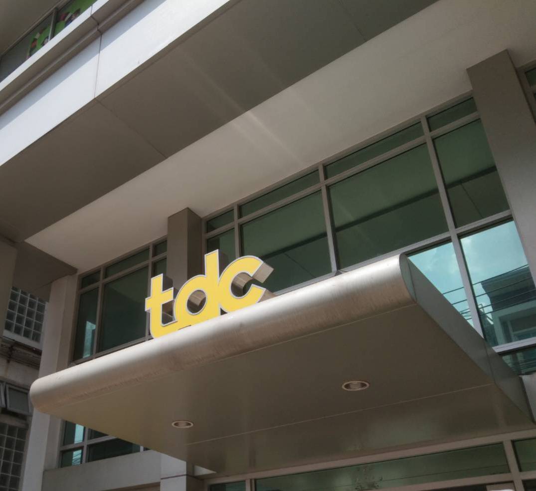 ป้ายอักษรtdc ป้ายอักษรไฟออกหน้า ขอบสแตนเลสแฮร์ไลน์