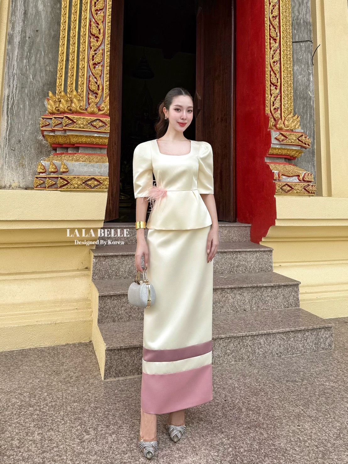 ชุดผ้าไทยใส่เข้าวัดทำบุญเซต2ชิ้นผ้าไหมอิตตาลีมีความเงาๆนิดหน่อยเสื้อคอเหลี่ยมแขนสามส่วนเอวเข้ารูปด้านข้างแต่งขนนกสีชมพูอ่อนๆตัดกับสีชุดครีมชายเสื้อระบายใส่คู่กระโปรงยาวทรงสอบแต่งแถบชายกระโปรงด้านหลังกระโปรงผ้ามีซับในอัดกาวทั้งชุดอยู่ทรงสวยงานคุณภาพเกรดพรี