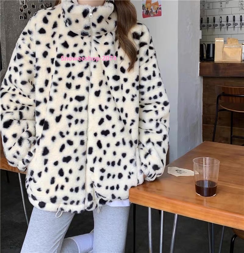 Leopard Lover Must-Have ลายเสือกลับมาแรงอีกครั้ง เสื้อโค้ทขนกำมะหยี่นุ่มฟู ทรงหลวมใส่สบาย สไตล์เกาหลีสุดชิค ใส่เที่ยวต่างประเทศก็ปัง ใส่ในเมืองก็เก๋ อุ่นแต่ไม่อ้วน ใส่แล้วดูแฟสุดๆ ใส่เที่ยวได้ตั้งแต่โซลถึงซัปโปโร พร้อมให้เลือกหลายไซ ใส่ยังไงก็สวยทุกองศา