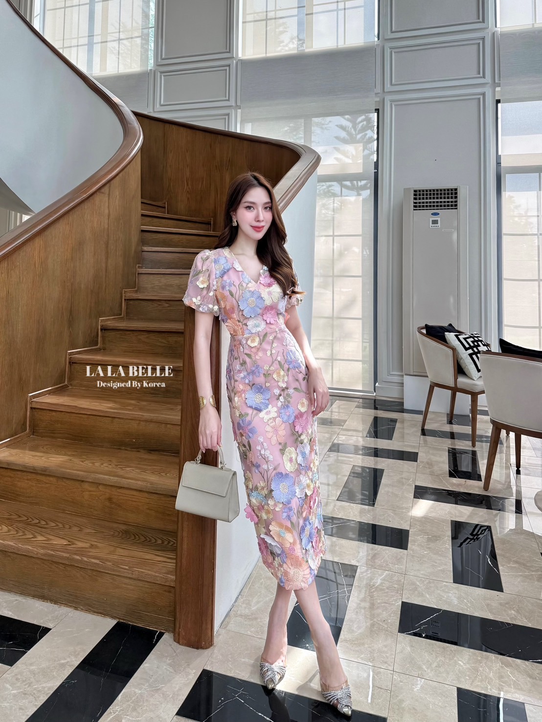 เดรสคอวีแขนตุ๊กตาเอวเข้ารูปกระโปรงยาวทรงสอบมีซับในผ้าหนานุ่มอย่างดีทั้งชุดรวมถึงแขนด้วยค่ะตัดเย็บด้วยผ้าปักมวลดอกไม้ทั้งชุดหน้าหลังอย่างดีบวกกับดอกไม้ป๊อปอัพโดยการเย็บดอกไม้ทีละดอกทั่วทั้งชุดเย็บดอกไม้แน่นให้อย่างดีทำให้ชุดดูหรูหรา