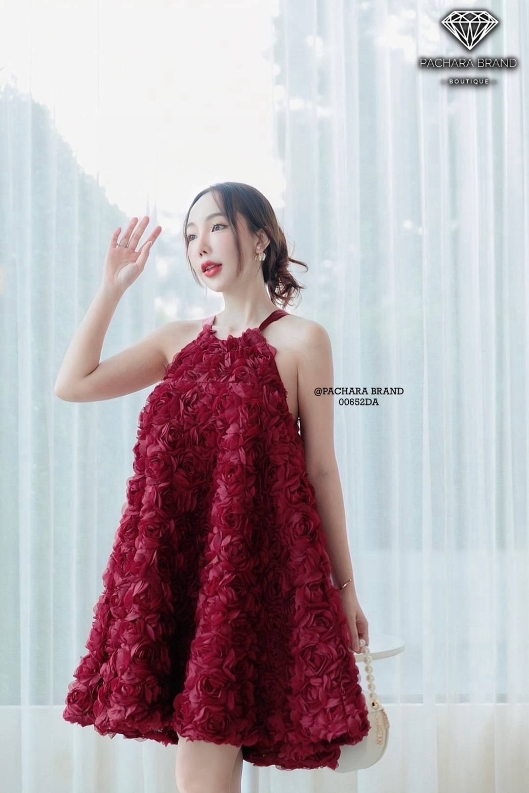 เดรสสั้นเว้าไหล่สีแดงไวน์ทรงปล่อย งานปักดอกกุหลาบ 3D หนาหลายร้อยดอกทั้งชุด แต่งสายริบบิ้นผูกโบว์ด้านหลัง สายปรับความยาวได้ ช่วงกระโปรงใช้ผ้าเยอะให้ความพองบานสวยมาก รุ่นนี้ใส่ชิลล์ถ่ายรูปสวยได้ทุกโอกาสเลยนะคะ #PACHARABRAND