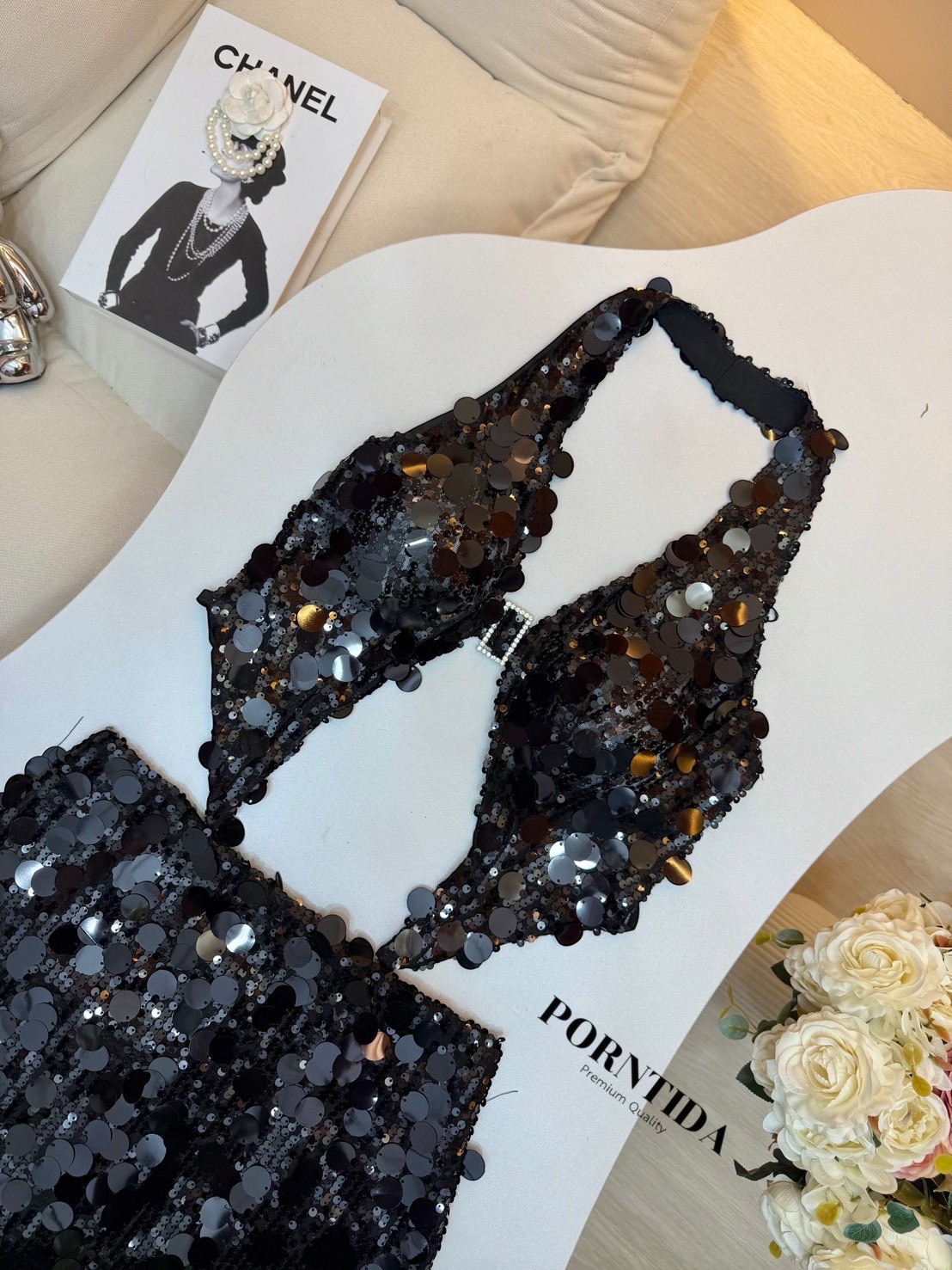 ชุดเซต 2 ชิ้น เสื้อคล้องคอเป็นงานผูกด้านหลังโชว์หลังหน้าอกเสื่อมฟองน้ำกระโปรงงานเกล็ดปลาทั้งเสื้อและกระโปรงซับในเย็บติดรุ่นนี้สวยเซ็กซี่เล่นไฟมาก