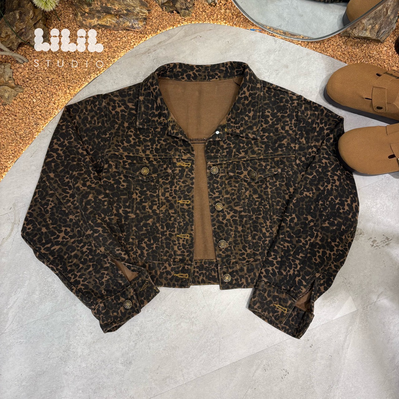 🐆Girly Leopard Jacket🐆 เสื้อคลุมผ้ายีนส์ลายเสือดาว งานผ้าดี ตัดเย็บดี แบบสวย ไม่มีซับในไม่ร้อน #ต้องมีค่ะ😘 🏷Freesize อก42“ วงแขน18” แขนยาว22“ เสื้อยาว18” 🛍ลายเสือดาวสีเดียวค่ะ 💰 Price : 790.- (ค่าส่งลงทะเบีย