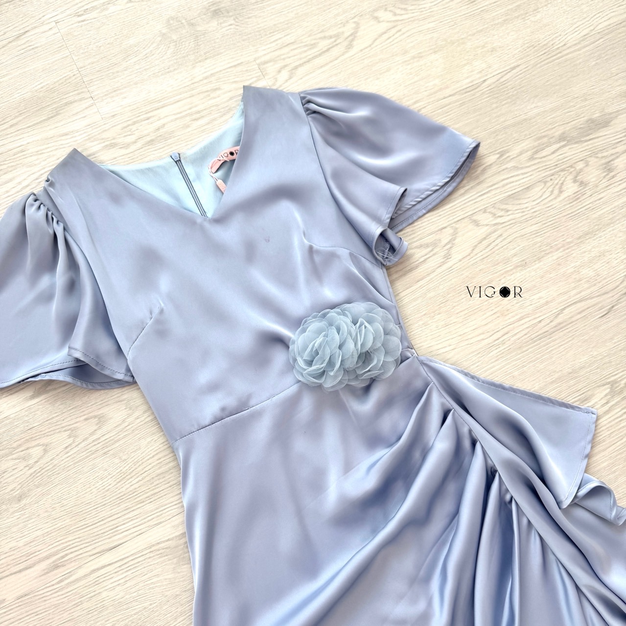 เดรสผ้าซาตินเนื้อดี สีฟ้าอมเทา เงาสวย เรียบหรูทุกองศา แต่งระบายเฉียงช่วงเอว ช่วยพรางหุ่นให้ดูเพรียว แขนตุ๊กตาอ่อนหวาน เพิ่มความละมุนให้ลุคเจ้าหญิง ดอกผ้ากลางเอวเป็นกิมมิกที่เรียบแต่ดูแพง ใส่ไปงานแต่งหรือดินเนอร์ก็สวยจบในตัวเดียว ✨ #ชุดเพื่อนเจ้าสาว