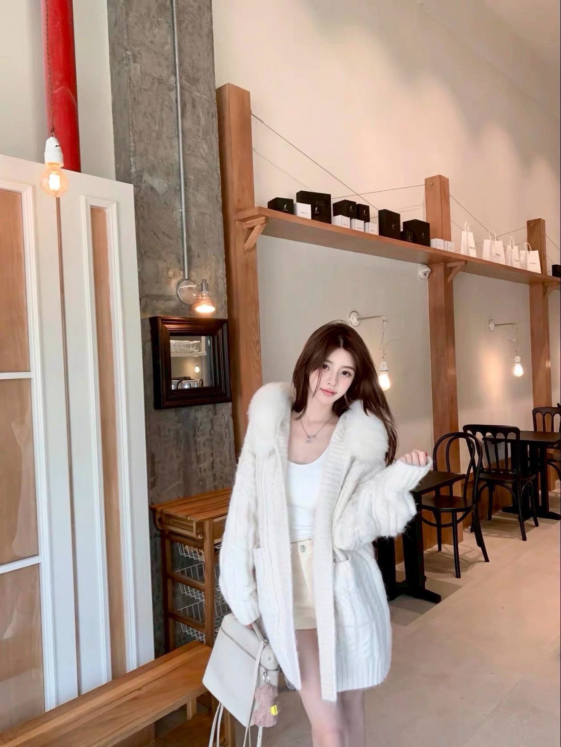 เสื้อคลุมไหมพรมมีHood Fur🤩 ทรงoversize มีกระเป๋าหน้า ผ้าทอลายแน่นเนื้อดี hoodดีไซน์ขนเฟอร์ติดกระดุมซ่อนแยกได้ค่ะ ใส่สวยฟรุ้งฟริ้ง ถ่ายรูปสวยปังแน่นอน