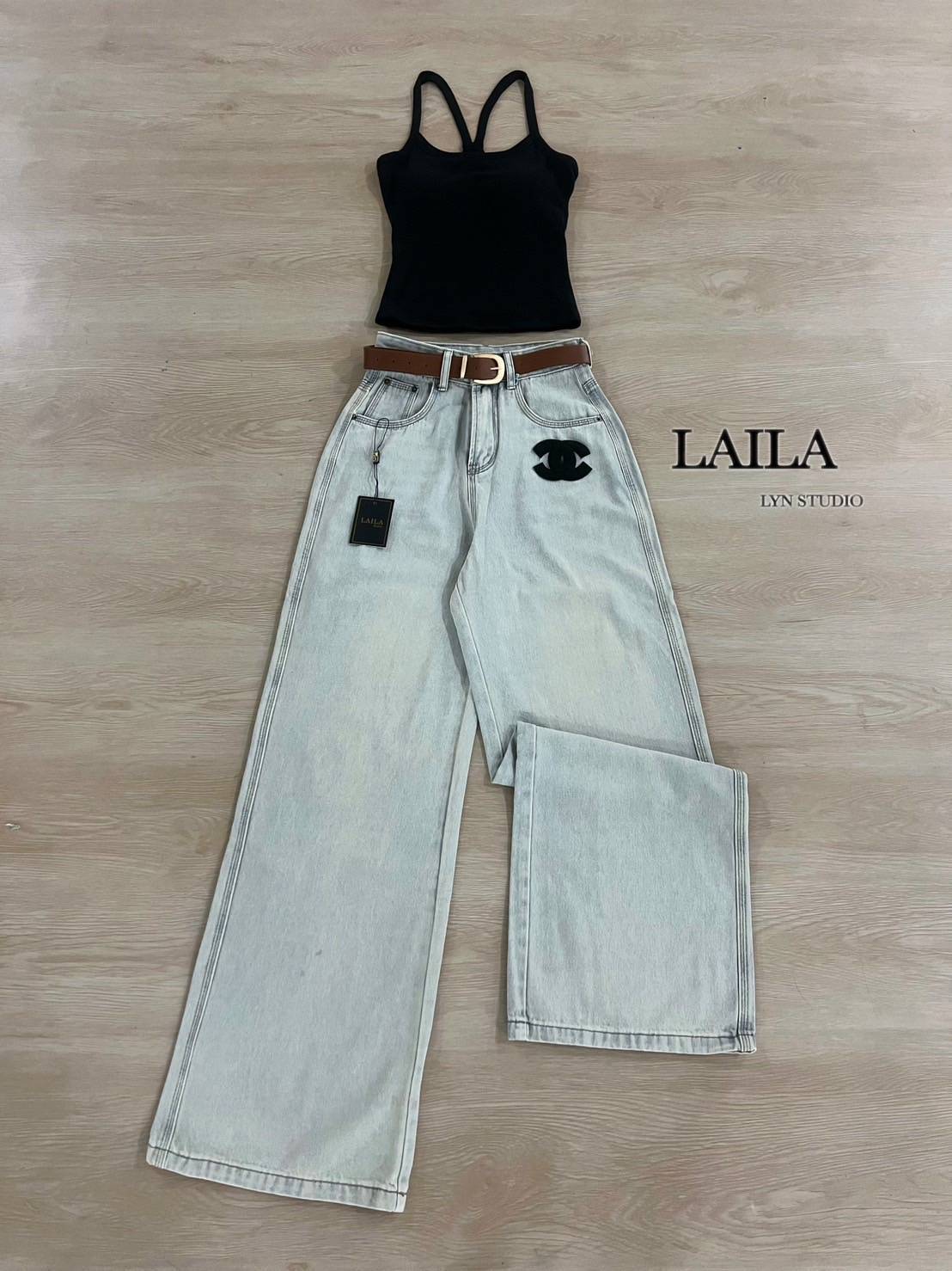 Tag: LAILA Detail: Set เสื้อ+กางเกง งานเสื้อทรงสายเดี่ยวแต่งเสริมทรงที่อกตามสไตล์สาวแซ่บ เสื้อทรงเข้ารูปเนื้อผ้ายืดหยุ่นได้นิดหน่อย มาพร้อมกางเกงยีนส์ขายาวงานทรงขากระบอก แต่งสียีนส์ฟอกพร้อเข็มขัดและอักษรแบรนหน้าขาสาวเวียดนามแซ่บๆดูดีแมชกันลงตัว #bylaila b