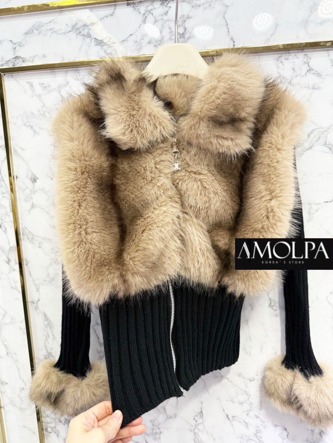 JACKET CEL ขนเฟอรร ซิปหน้า มีอะไหล่LOGO ห้อยตุ้งติ้ง งานสวย พื้นจะเป็นผ้าร่องใหญ่ทอแน่น แต่งปกคลุมด้วยเฟอร์ช่วงหน้าอกและปลายแขนมิ้ง เนื้อผ้านิ่มมากกกกก หนานุ่มแน่น.... งานน่ารักมาก ผ้าใส่สบายมากกกก เนื้อผ้าดีมากๆค่ะค๊าลูกค้า ใส่แล้วไม่ร้อนระบายความร้อนได้