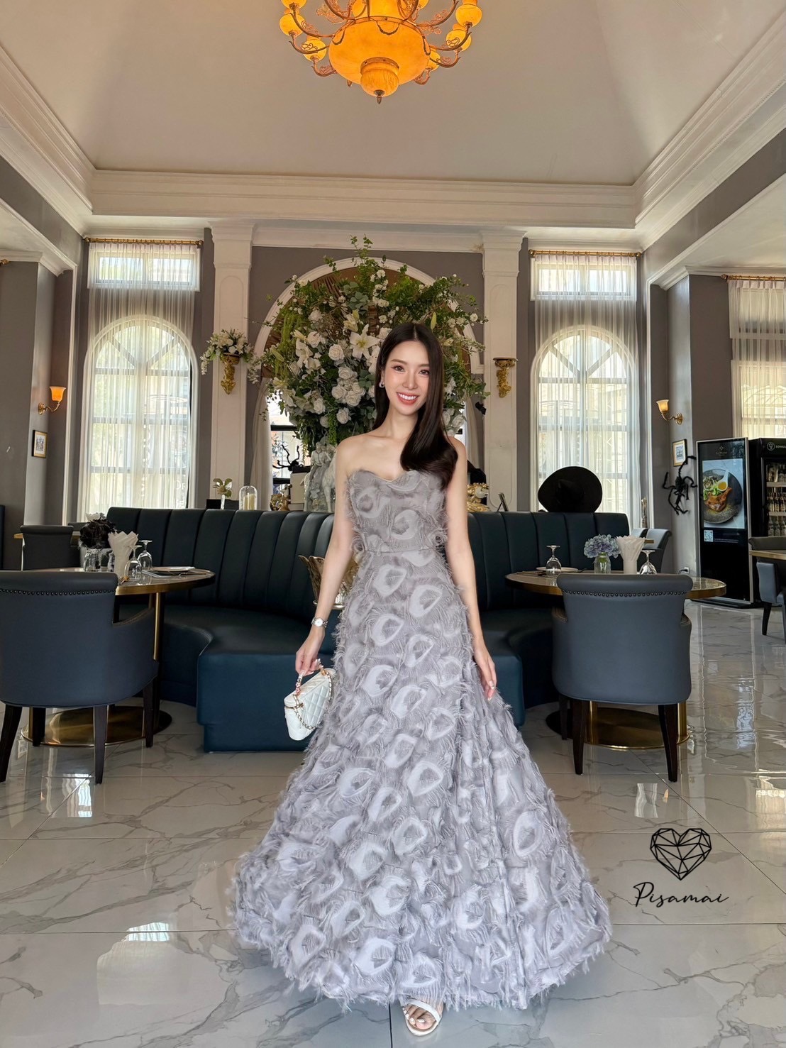 เดรสเกาะอกขนนกสีเทาตัวยาวบาน ใส่ไปงานสวยๆได้เลยค่า ราคานี้มือต้องไวเลยค่า รุ่นนี้ใส่สวย เนื้อผ้าดีมากกกกกกก ห้ามพลาดเลยค่า